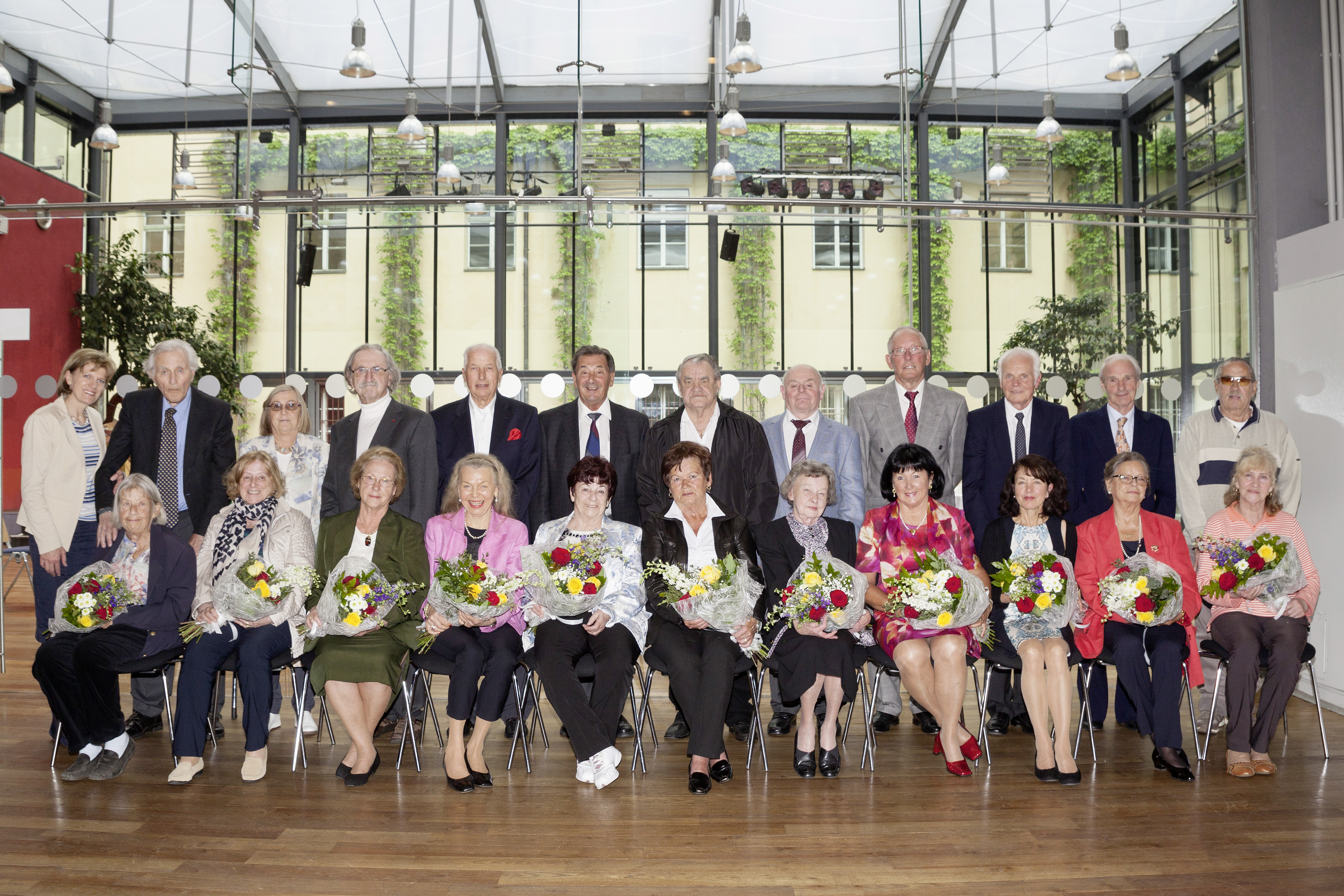Elf der 22 Hochzeitspaare, die das Goldene Jubiläum feierten, mit Bürgermeisterin Christine Oppitz-Plörer.