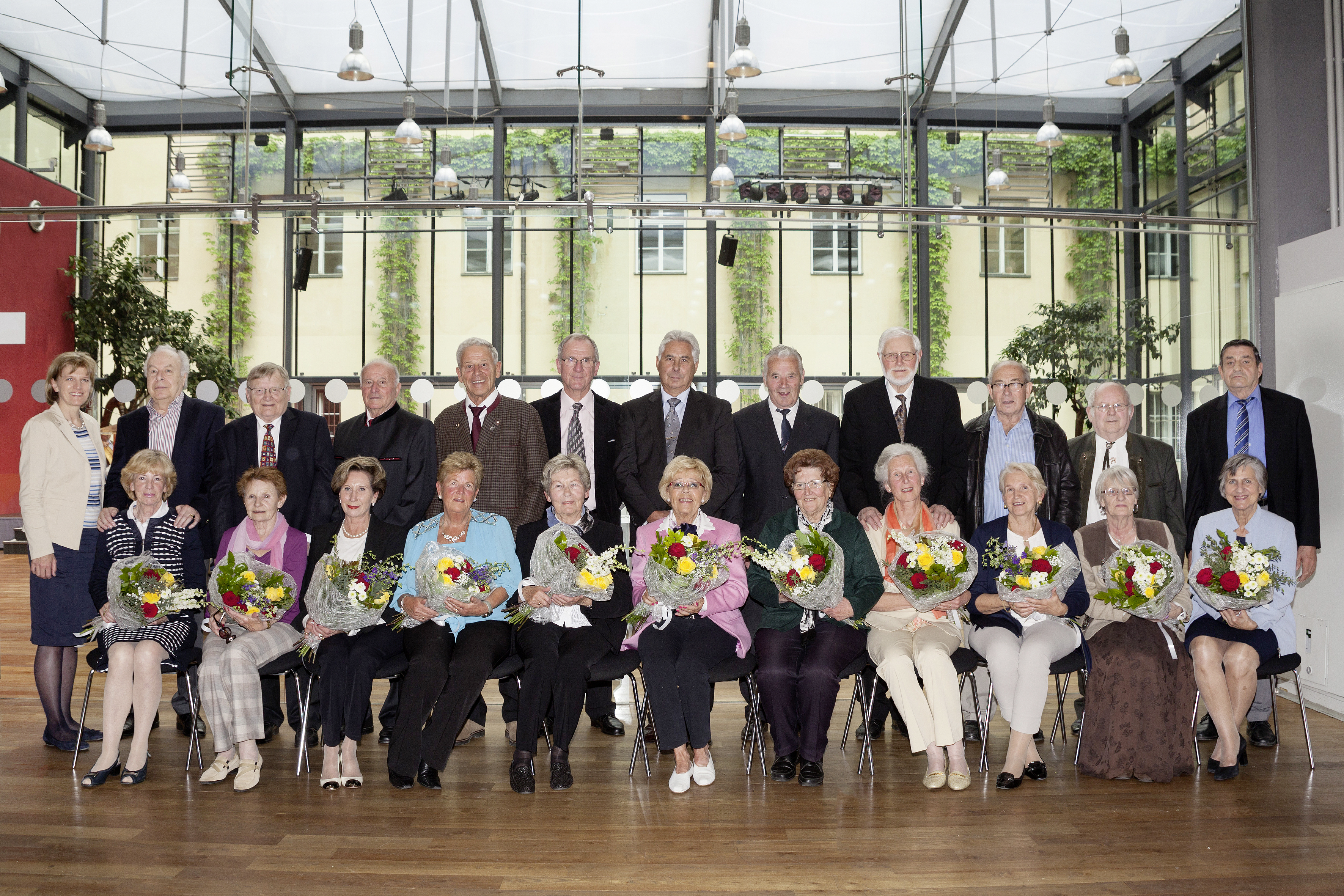 Elf der 22 Hochzeitspaare, die das Goldene Jubiläum feierten, mit Bürgermeisterin Christine Oppitz-Plörer.