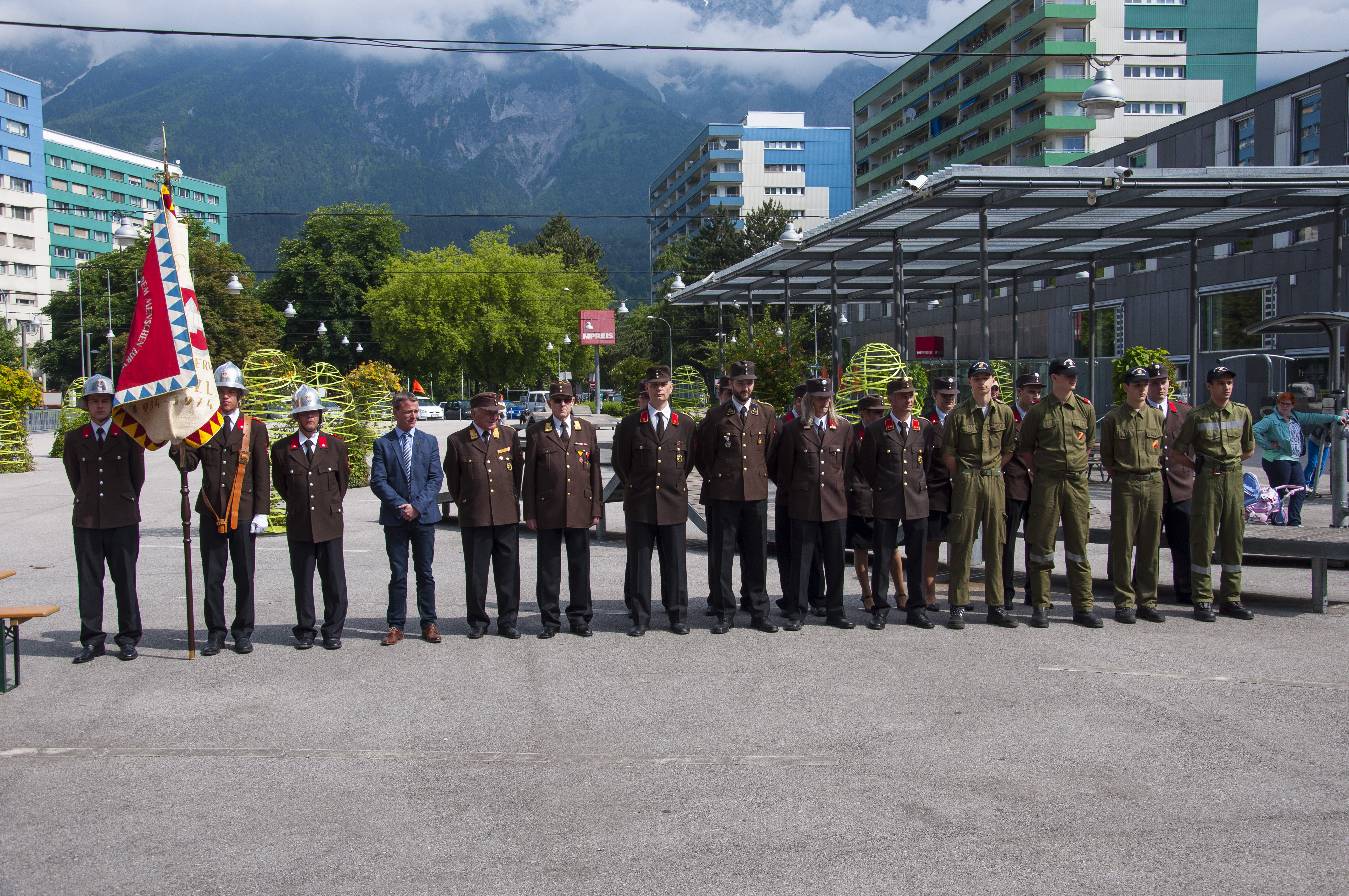 Beim Platzkonzert der Stadtmusikkapelle Neu-Arzt/Olympisches Dorf sorgten Ende Mai viele MusikantInnen für ein stimmungsvolles Ambiente am Luggerplatz. Vizebürgermeistert Christoph Kaufmann begrüßte alle Gäste herzlich.