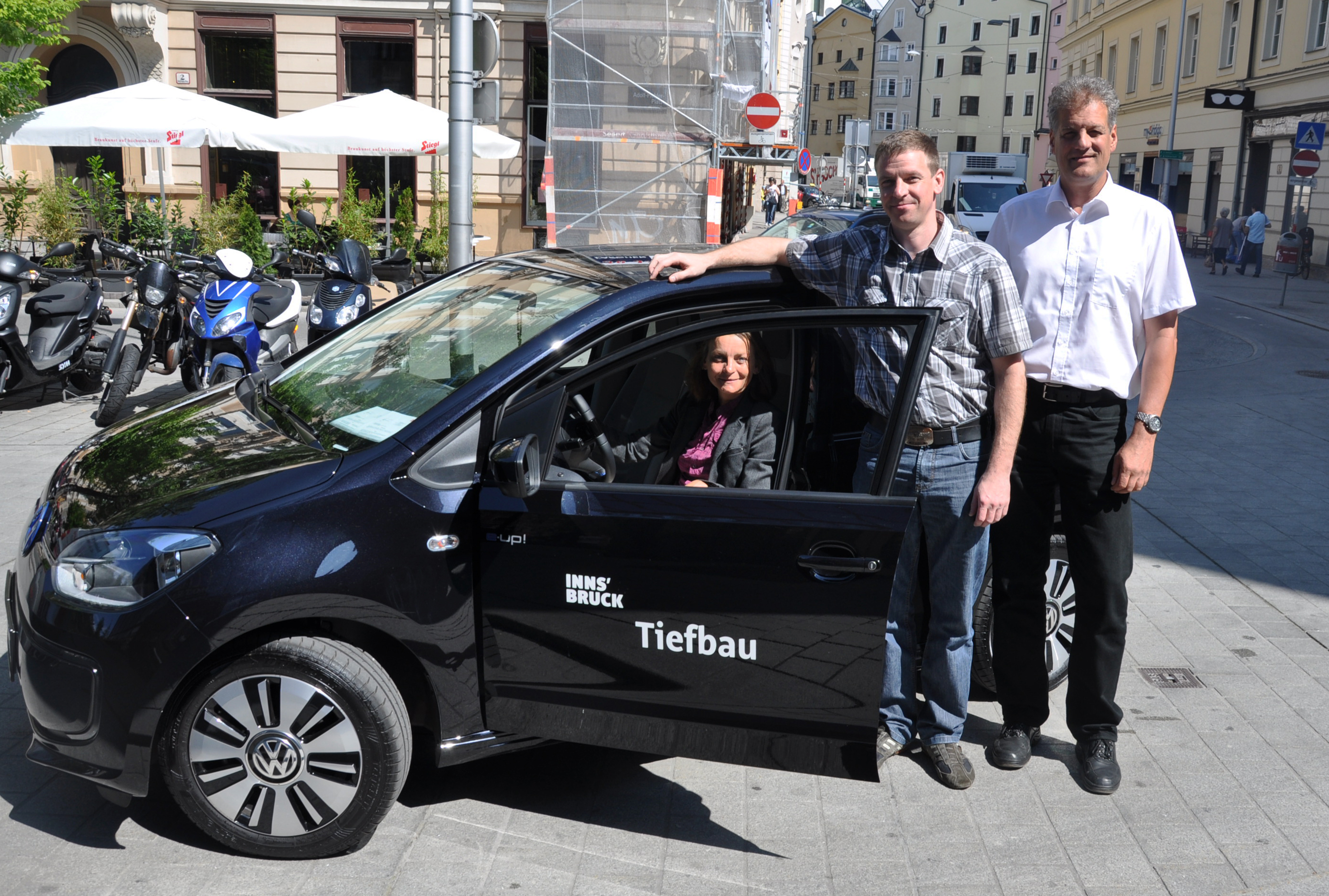 Vizebürgermeisterin Sonja Pitscheider überzeugte sich persönlich von den Qualitäten des neuen Elektroautos. Michael Kirschner (Straßenverwaltung) und Referatsleiter Herbert Schwarz (v.l.) führten es vor.