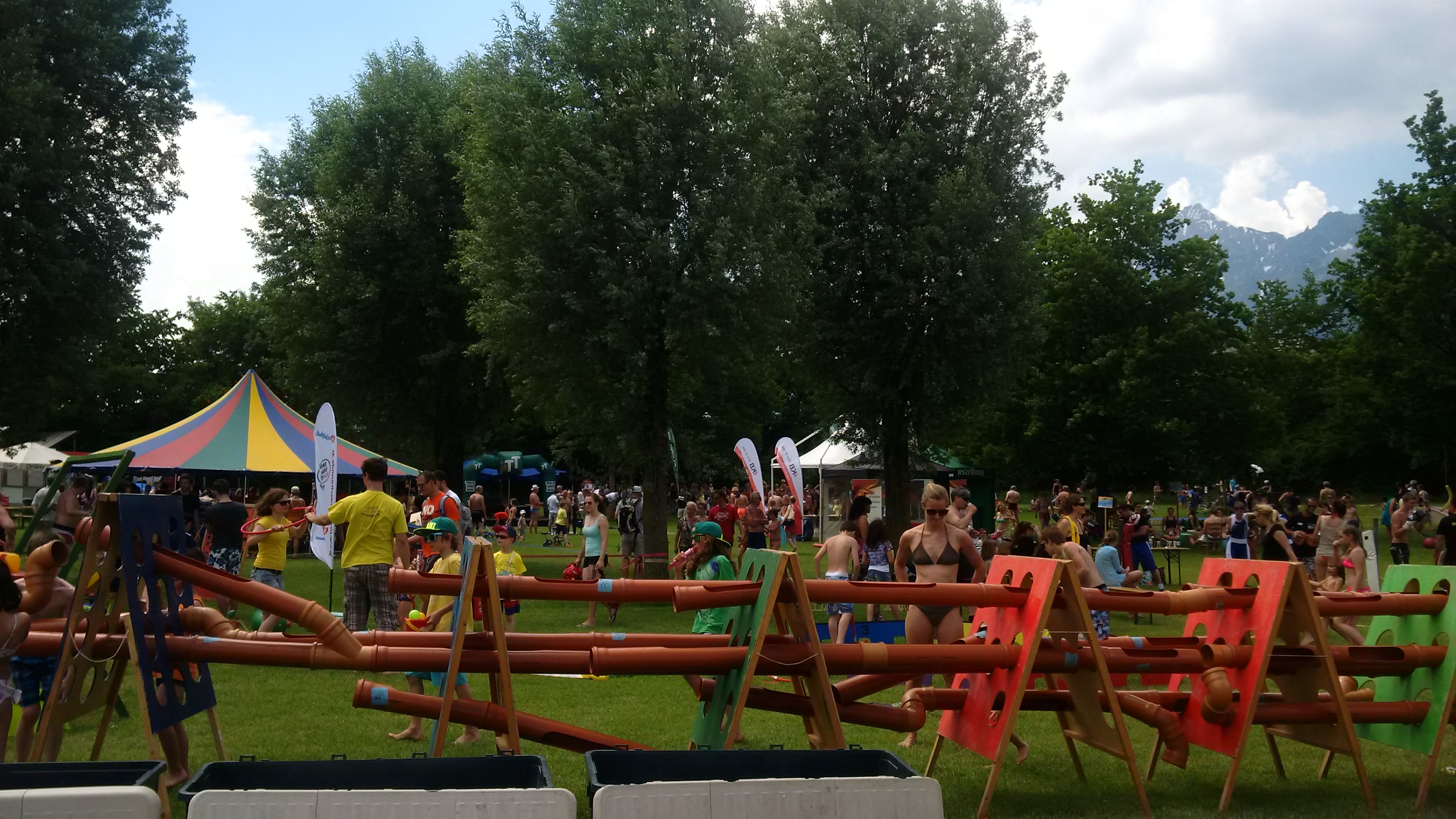 Ein Sporttag für jede Altersklasse fand am 06. Juni in Innsbruck Stadt: Für Kinder, Familien und SeniorInnen wurde beim Sommersporttag am Baggersee ein buntes Programm geboten, am Landhausplatz zeigten FreestylerInnen spektakuläre Stunts, viele junge Leute kamen und probierten selbst die unterschiedlichsten Trendsportarten aus. Am Abend begeisterte die deutsche Band "OK KID" die ZuschauerInnen. Vizebürgermeister Christoph Kaufmann stattete beiden Veranstaltungen einen Besuch ab.