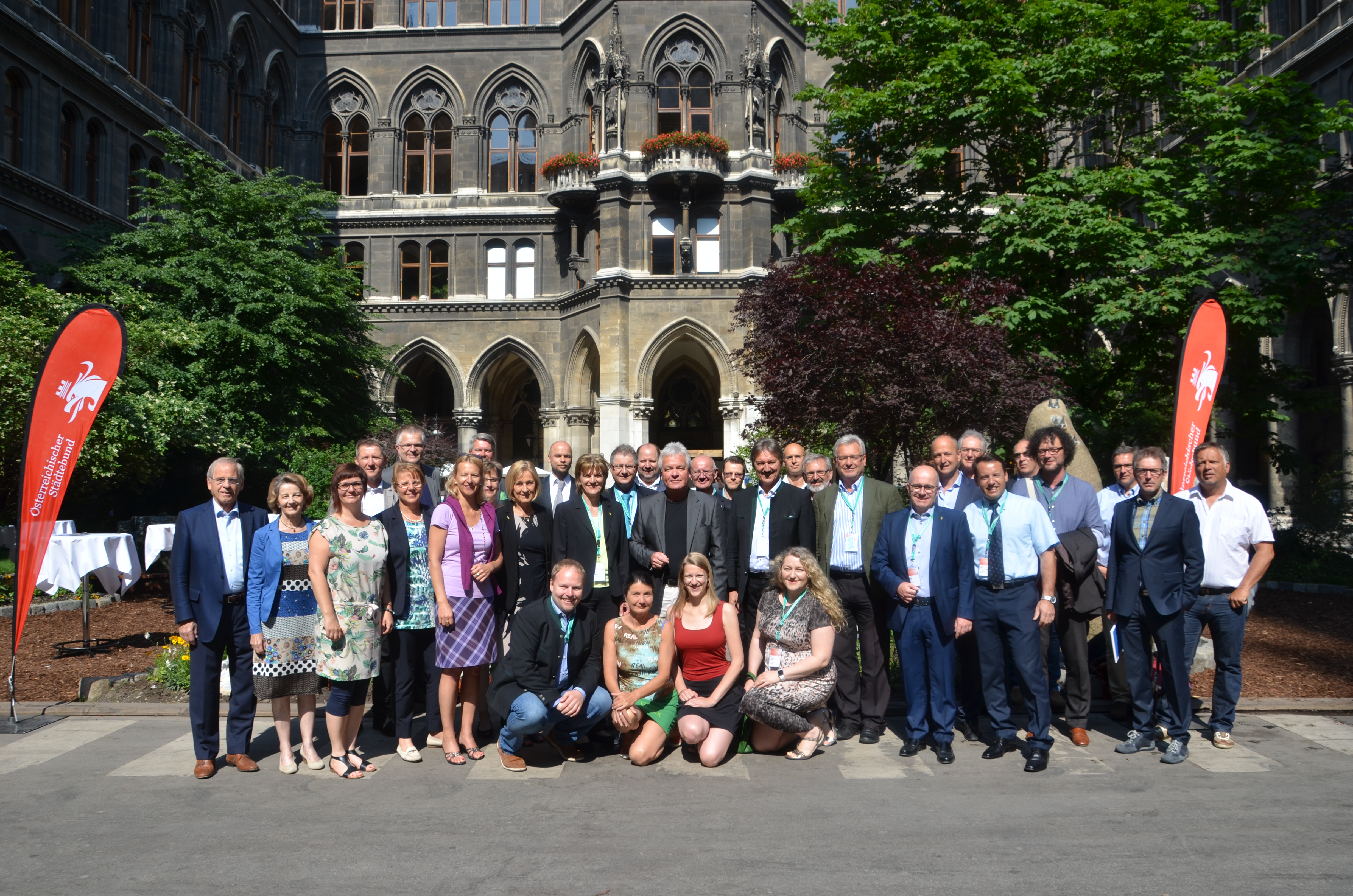 Die Tiroler Delegation im Arkadenhof des Wiener Rathauses.