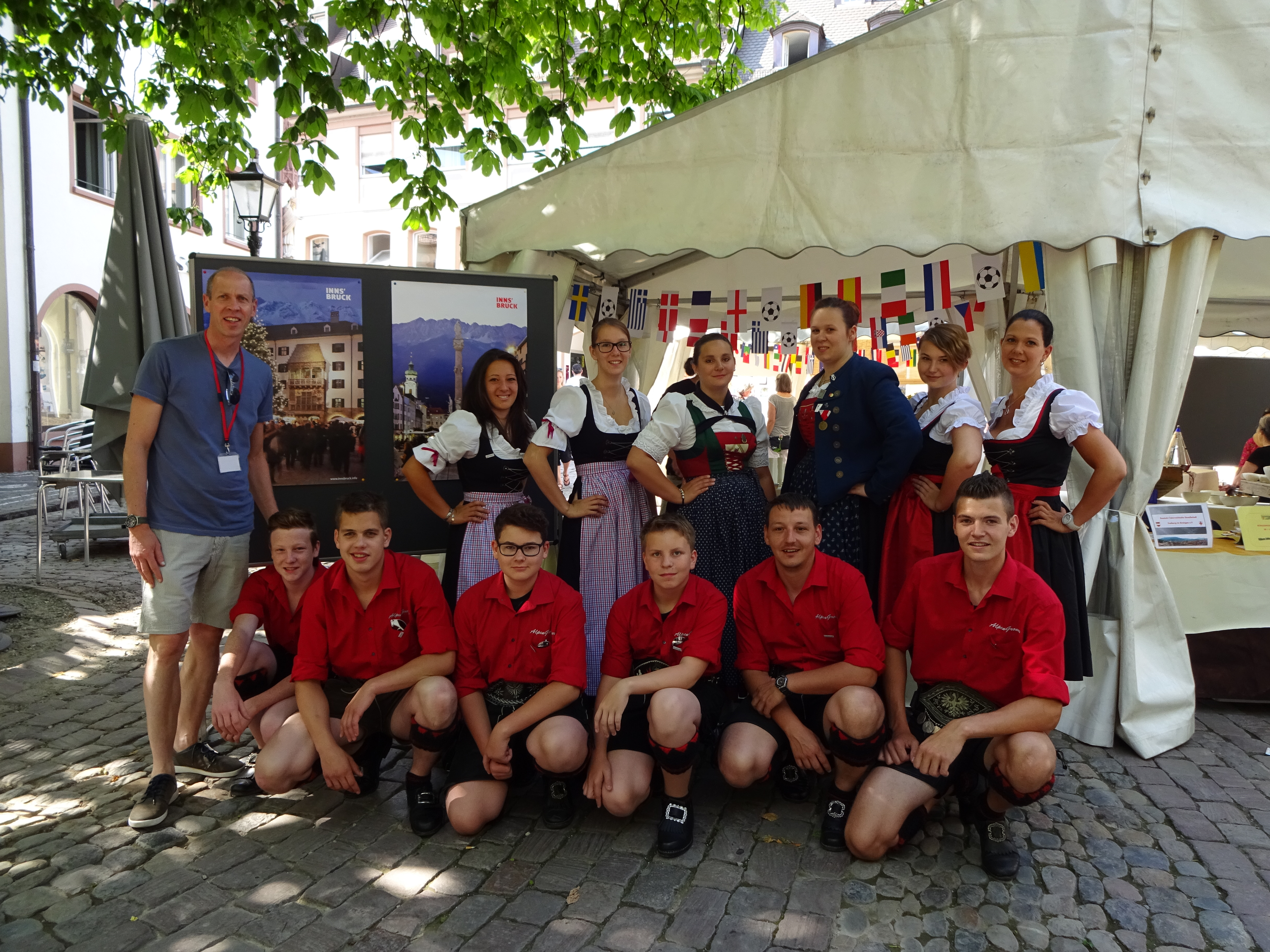 Alle zwei Jahre findet der Markt der Partnerstädte in Freiburg statt - heuer von 11. bis 13. Juni. Freiburg ist Innsbrucks älteste Partnerstadt. Bernhard Vettorazzi (Stadtmarketing Innsbruck, 1.v.l.) war ebenso vor Ort, um Innsbruck zu präsentieren, wie die Schuhplattler „AlpenGroover“ (vorne) und die Musikgruppe „Die Gloggengiaßa“ (hinten). Präsentiert wurde beispielsweise Tiroler Kunsthandwerk wie das handgemachte Porzellan von Thomas Berktold.