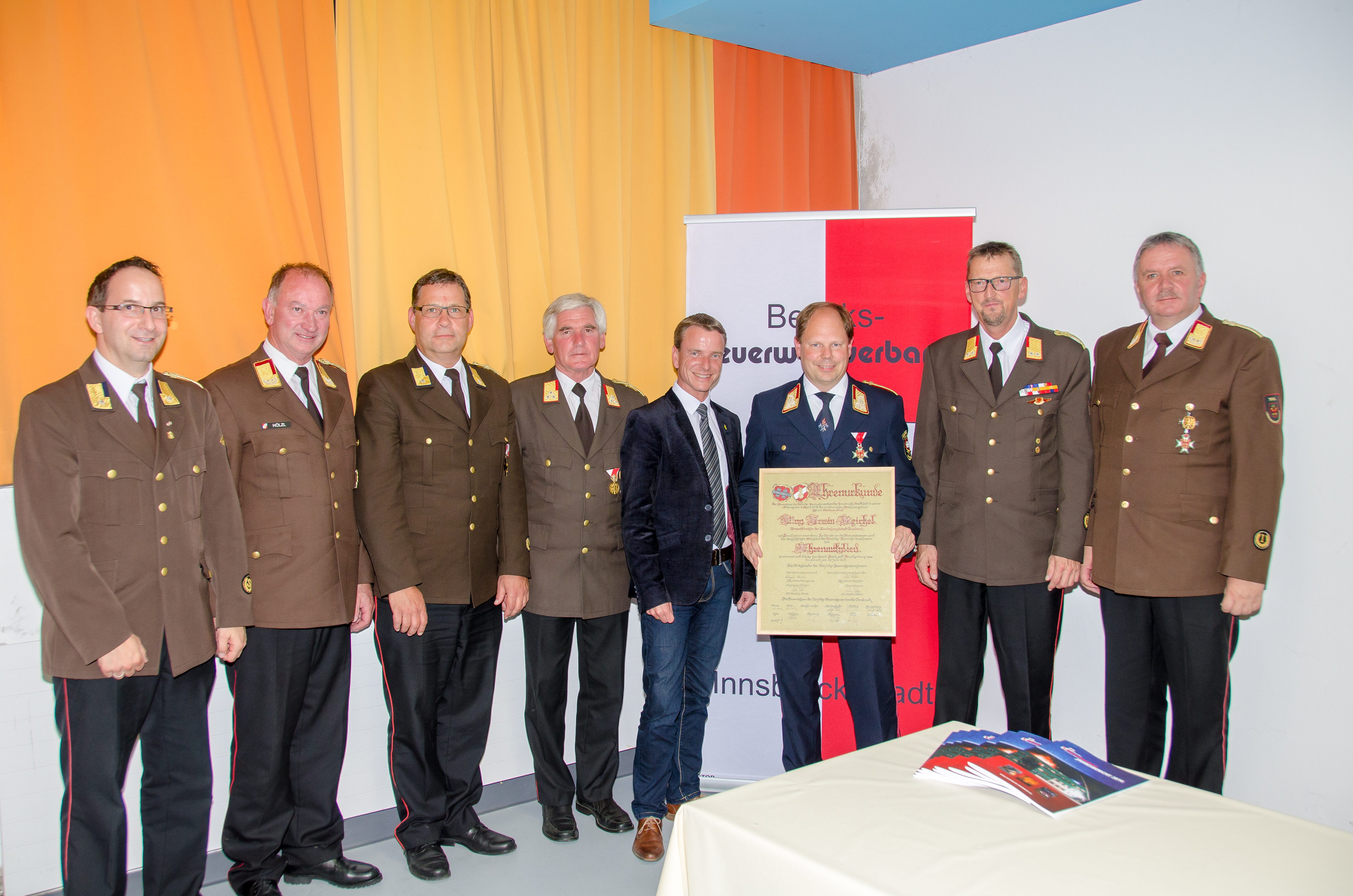 Vizebürgermeister Christoph Kaufmann schaute beim Bezirksfeuerwehrtag in Mühlau vorbei. Landesfeuerwehrinspektor DI Alfons Gruber, Landesfeuerwehrkommandant Peter Hölzl, Branddirektor Erwin Reichel, Bezirksfeuerwehrkommandant Walter Laimgruber, sowie die anderen Feuerwehrleute freuten sich über den Besuch.