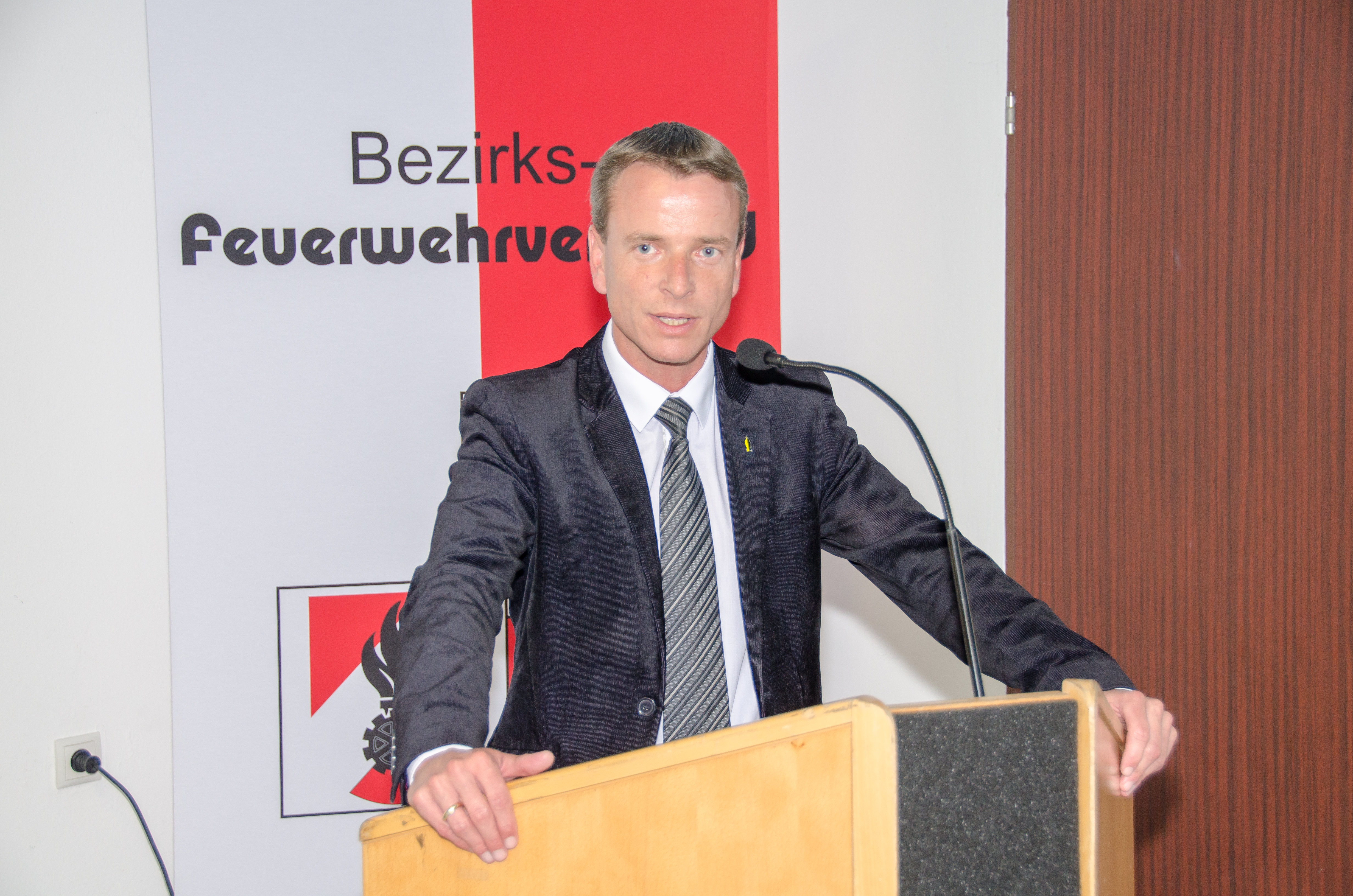 Vizebürgermeister Christoph Kaufmann schaute beim Bezirksfeuerwehrtag in Mühlau vorbei. Landesfeuerwehrinspektor DI Alfons Gruber, Landesfeuerwehrkommandant Peter Hölzl, Branddirektor Erwin Reichel, Bezirksfeuerwehrkommandant Walter Laimgruber, sowie die anderen Feuerwehrleute freuten sich über den Besuch.