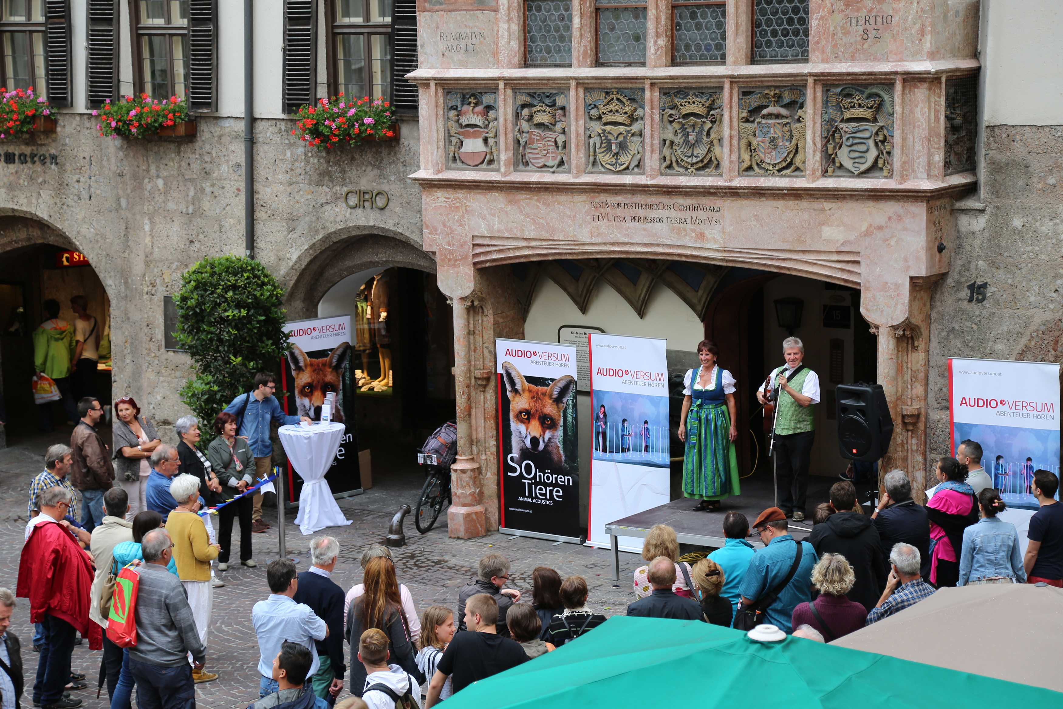 "Jeder kann jodeln" vor dem Goldenen Dachl in der Innsbrucker Altstadt. Noch weit in die Maria-Theresien-Straße hinauf jodelten die Menschen weiter.