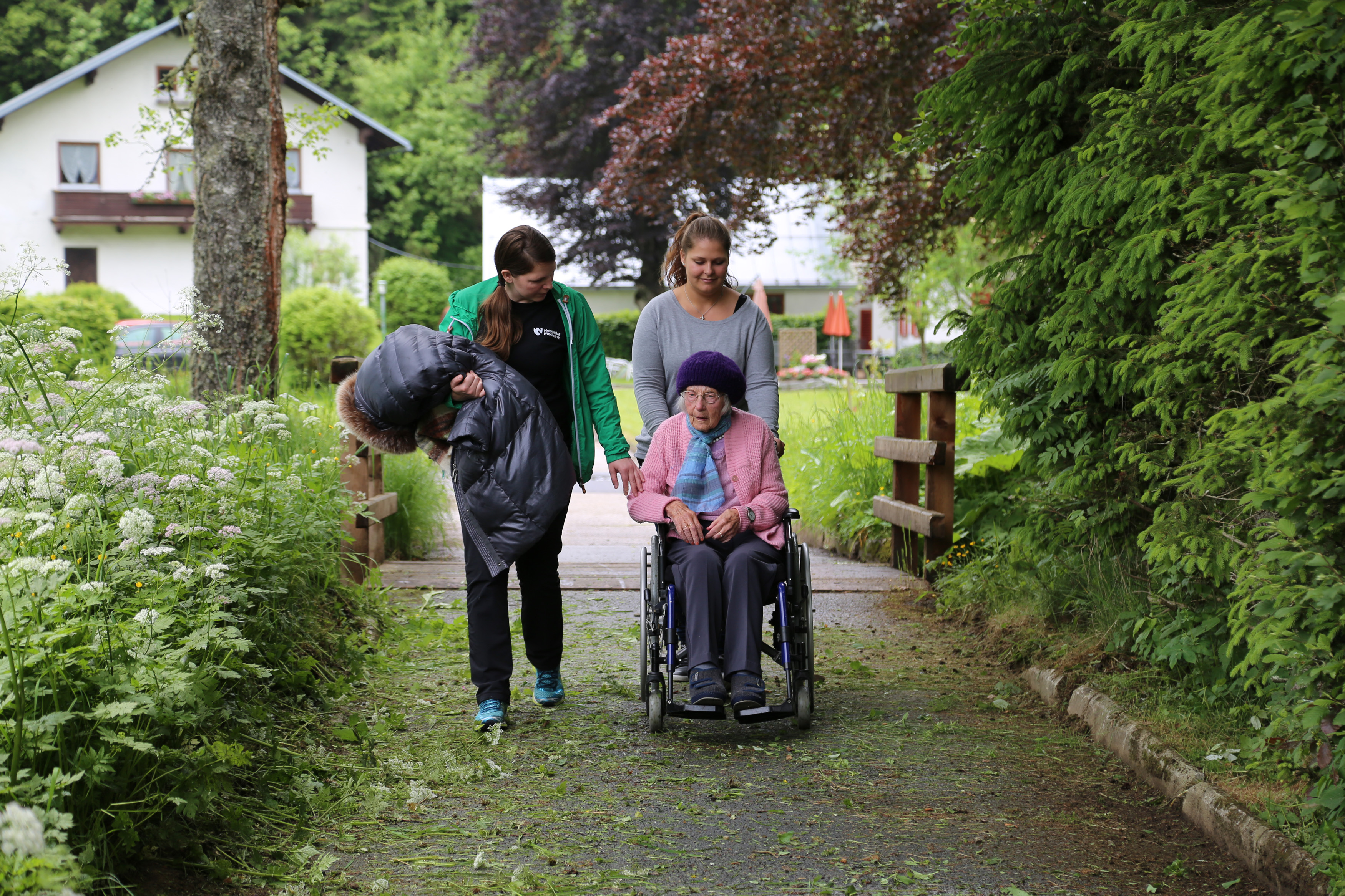 Schülerinnen des AZW kümmern sich liebevoll um die pflegebedürftigen InnsbruckerInnen, wodurch deren pflegenden Angehörigen etwas Entspannung und Freiraum geboten wird.