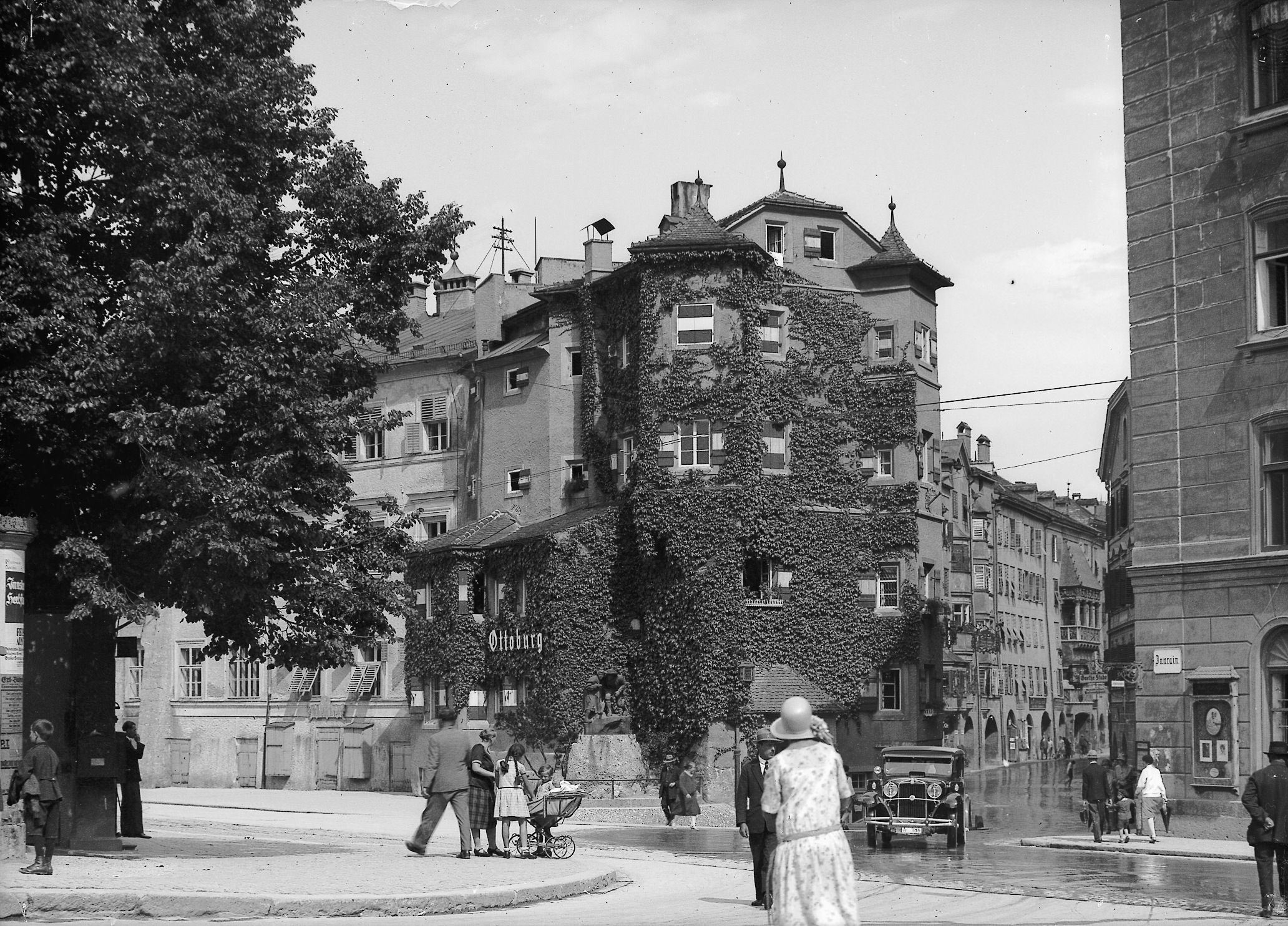 „Anno Neun“-Denkmal vor der Ottoburg. Postkarte um 1920