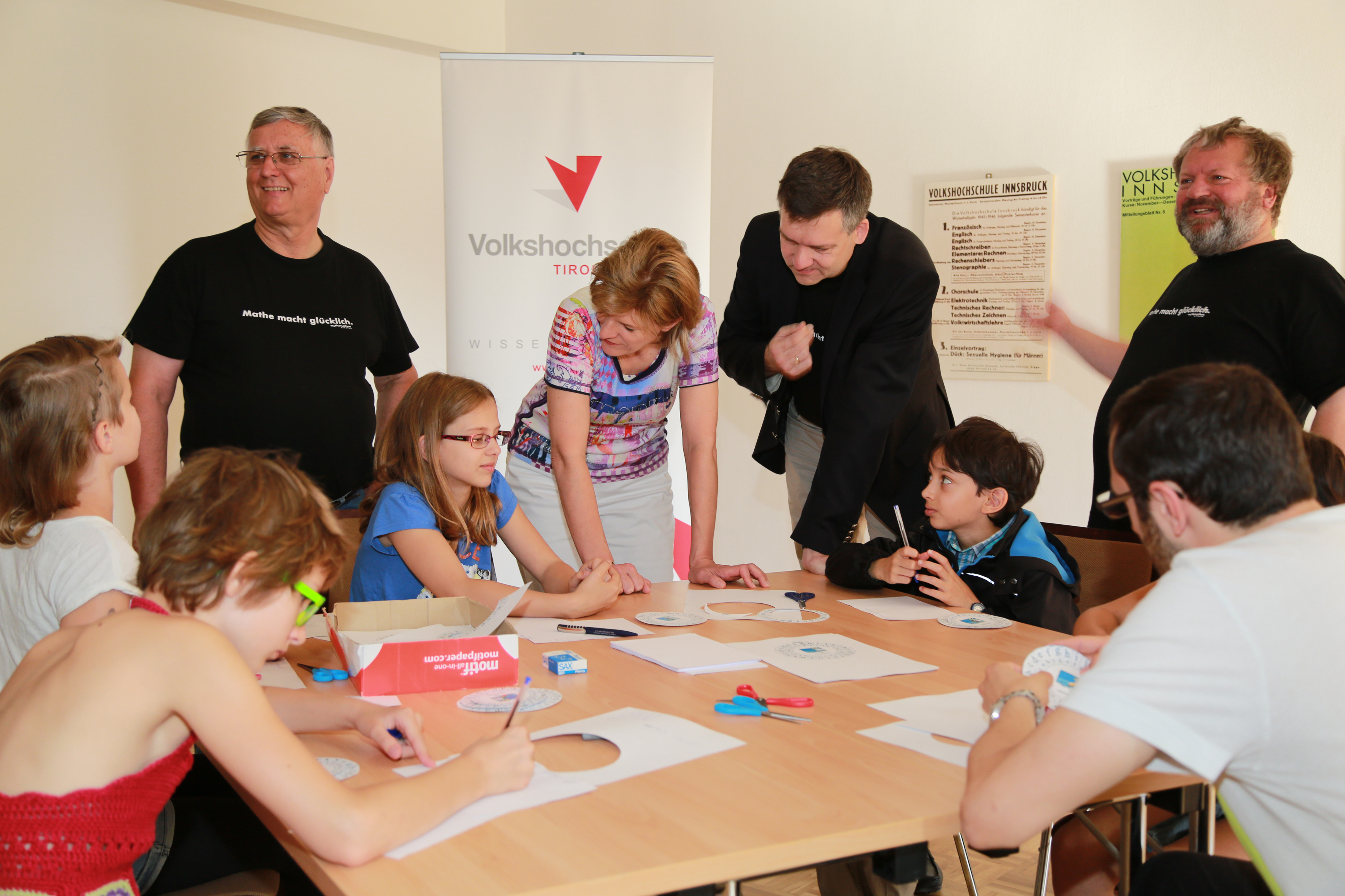 Wie eine Verschlüsselungsscheibe funktioniert, erklärt die Schülerin der 4. Klasse der VS Neu-Arzl Bürgermeisterin Christine Oppitz-Plörer. Die SchülerInnen hatten sichtlich Spaß an Mathematik zum Anfassen.