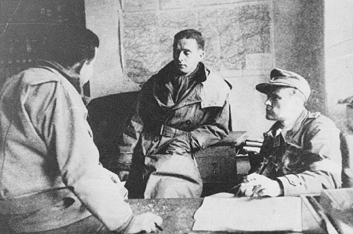 Ludwig Steiner (r.) bei der Kontaktaufnahme in Zirl, April 1945 (Ludwig Steiner, Oberleutnant der Wehrmacht, Sohn eines christlichsozialen, im KZ Dachau inhaftierten Innsbrucker Gemeinderates war Mitglied der überparteilichen Widerstandsgruppe "O5". Bei dem Treffen mit Vertretern der US-Armee am Gendarmerieposten Zirl wurde das Zusammenwirken der US-Truppen mit der Tiroler Widerstandsbewegung bei der Befreiung Innsbrucks festgelegt, an der Steiner wesentlichen Anteil hatte.)