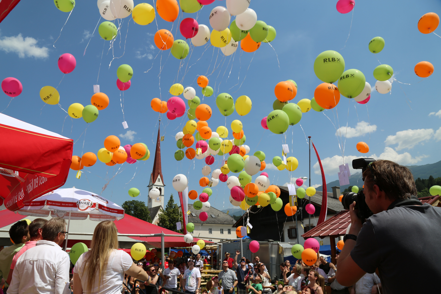 Anlässlich des 20. Amraser Dorffestes fand am 05. Juli nach neun Jahren erstmals wieder eine Marschmusikbewertung des Musikbezirkes Innsbruck-Stadt unter dem Motto "Musik in Bewegung" statt.
Neun Kapellen stellten sich den strengen Augen der Bewerter und gaben ihr Bestes. Bürgermeisterin Christine Oppitz-Plörer überreichte mit Roland Mair (GF des Tiroler Blasmusikverbandes) dem Obmann des Musikbezirkes Innsbruck-Stadt, Markus Schlenck, das Silberne Ehrenzeichen für seine besonderen Verdienste.
Die "Siegerehrung" führte stellvertretend für das Stadtoberhaupt Gemeinderätin Herlinde Keuschnigg und Gemeinderat Franz Hitzl, beide Mitglieder im Kulturausschuss, durch.