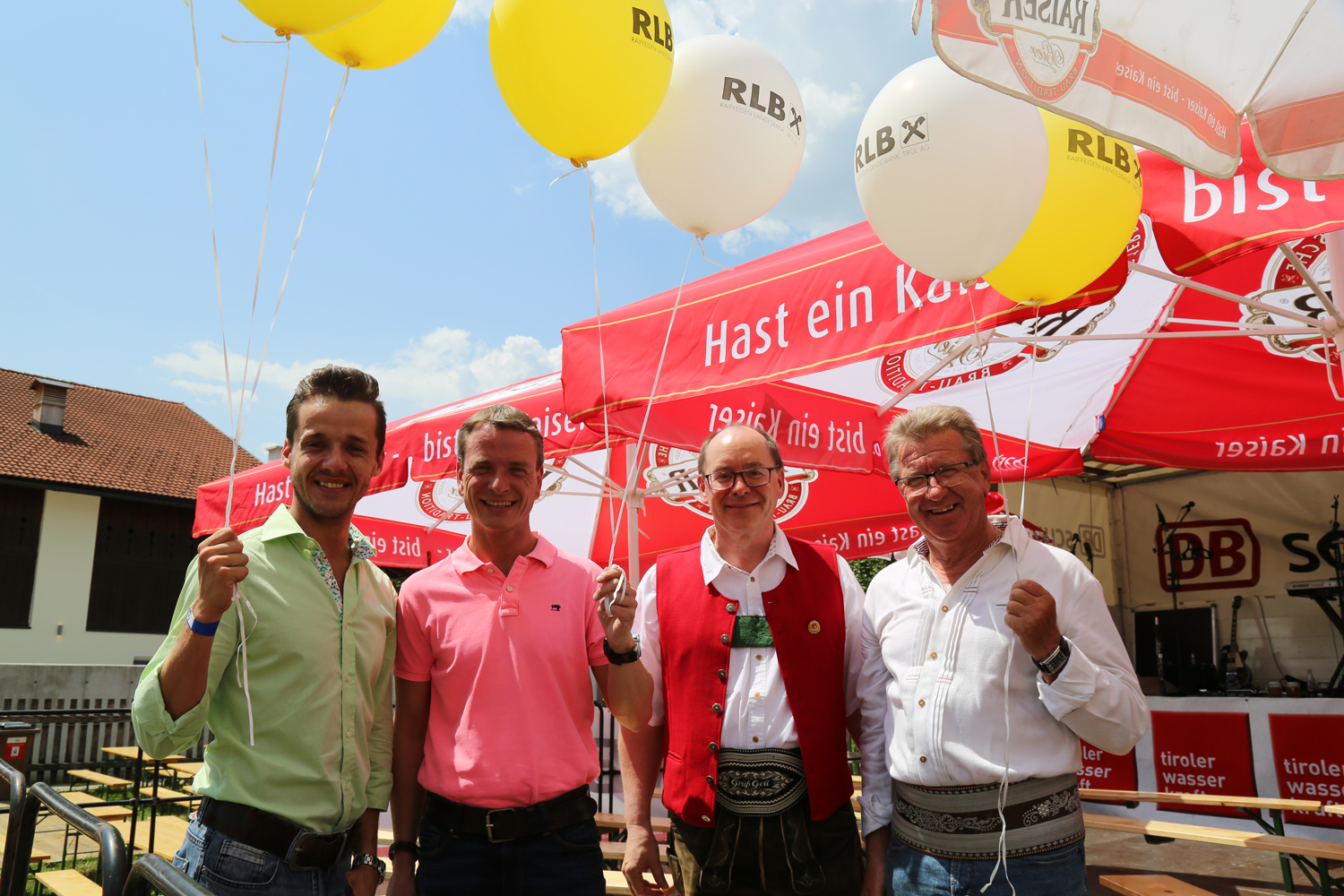 Anlässlich des 20. Amraser Dorffestes fand am 05. Juli nach neun Jahren erstmals wieder eine Marschmusikbewertung des Musikbezirkes Innsbruck-Stadt unter dem Motto "Musik in Bewegung" statt.
Neun Kapellen stellten sich den strengen Augen der Bewerter und gaben ihr Bestes. Bürgermeisterin Christine Oppitz-Plörer überreichte mit Roland Mair (GF des Tiroler Blasmusikverbandes) dem Obmann des Musikbezirkes Innsbruck-Stadt, Markus Schlenck, das Silberne Ehrenzeichen für seine besonderen Verdienste.
Die "Siegerehrung" führte stellvertretend für das Stadtoberhaupt Gemeinderätin Herlinde Keuschnigg und Gemeinderat Franz Hitzl, beide Mitglieder im Kulturausschuss, durch.