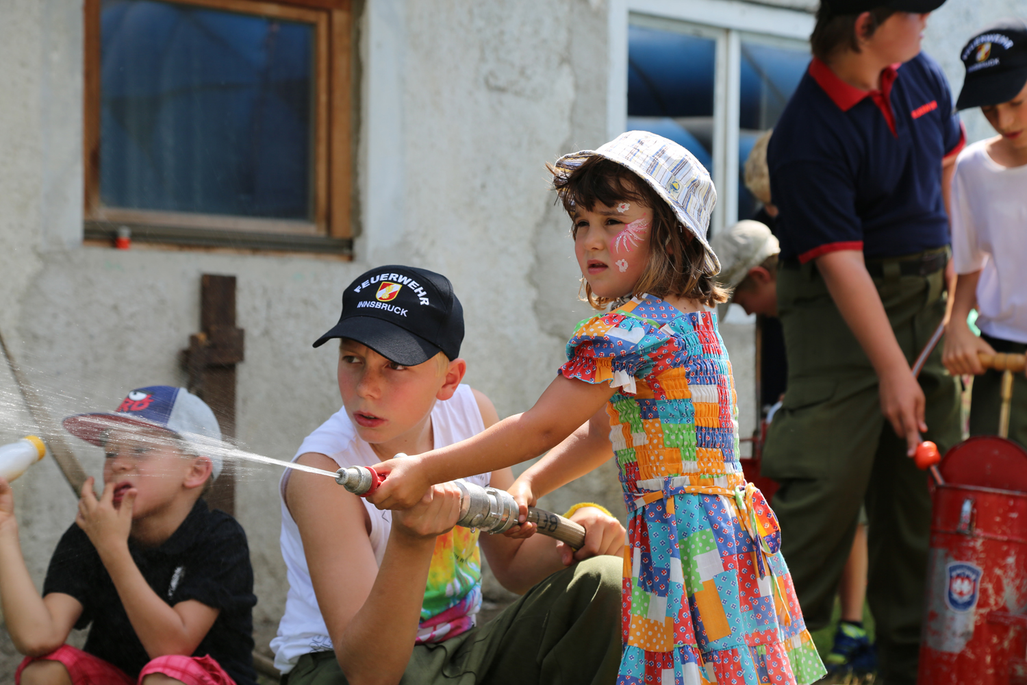 Anlässlich des 20. Amraser Dorffestes fand am 05. Juli nach neun Jahren erstmals wieder eine Marschmusikbewertung des Musikbezirkes Innsbruck-Stadt unter dem Motto "Musik in Bewegung" statt.
Neun Kapellen stellten sich den strengen Augen der Bewerter und gaben ihr Bestes. Bürgermeisterin Christine Oppitz-Plörer überreichte mit Roland Mair (GF des Tiroler Blasmusikverbandes) dem Obmann des Musikbezirkes Innsbruck-Stadt, Markus Schlenck, das Silberne Ehrenzeichen für seine besonderen Verdienste.
Die "Siegerehrung" führte stellvertretend für das Stadtoberhaupt Gemeinderätin Herlinde Keuschnigg und Gemeinderat Franz Hitzl, beide Mitglieder im Kulturausschuss, durch.