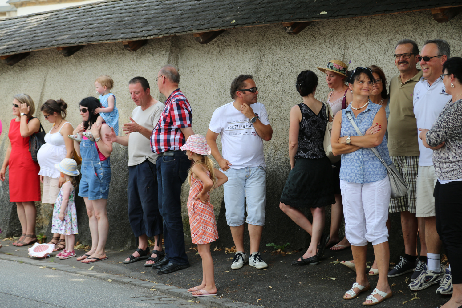 Anlässlich des 20. Amraser Dorffestes fand am 05. Juli nach neun Jahren erstmals wieder eine Marschmusikbewertung des Musikbezirkes Innsbruck-Stadt unter dem Motto "Musik in Bewegung" statt.
Neun Kapellen stellten sich den strengen Augen der Bewerter und gaben ihr Bestes. Bürgermeisterin Christine Oppitz-Plörer überreichte mit Roland Mair (GF des Tiroler Blasmusikverbandes) dem Obmann des Musikbezirkes Innsbruck-Stadt, Markus Schlenck, das Silberne Ehrenzeichen für seine besonderen Verdienste.
Die "Siegerehrung" führte stellvertretend für das Stadtoberhaupt Gemeinderätin Herlinde Keuschnigg und Gemeinderat Franz Hitzl, beide Mitglieder im Kulturausschuss, durch.