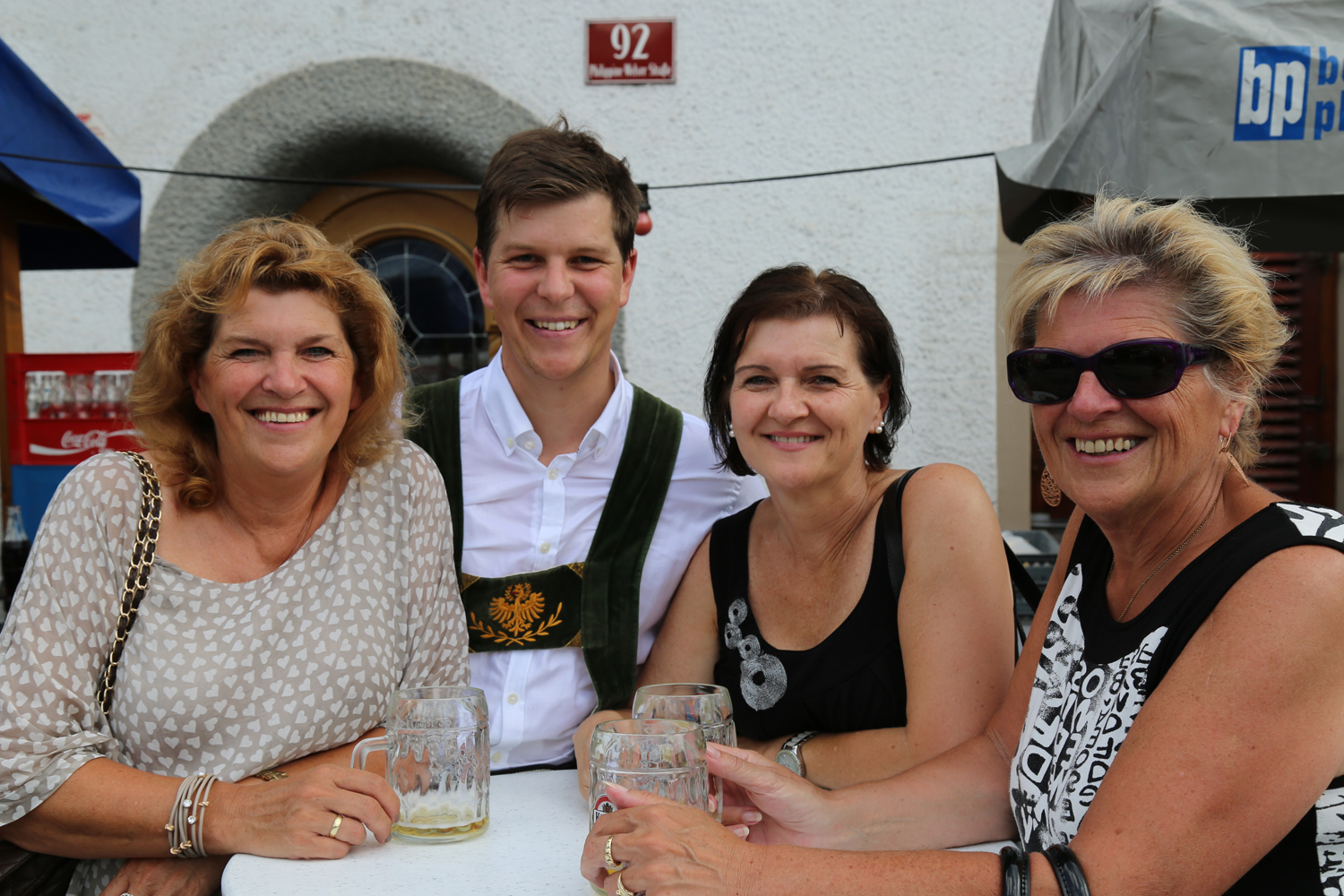 Anlässlich des 20. Amraser Dorffestes fand am 05. Juli nach neun Jahren erstmals wieder eine Marschmusikbewertung des Musikbezirkes Innsbruck-Stadt unter dem Motto "Musik in Bewegung" statt.
Neun Kapellen stellten sich den strengen Augen der Bewerter und gaben ihr Bestes. Bürgermeisterin Christine Oppitz-Plörer überreichte mit Roland Mair (GF des Tiroler Blasmusikverbandes) dem Obmann des Musikbezirkes Innsbruck-Stadt, Markus Schlenck, das Silberne Ehrenzeichen für seine besonderen Verdienste.
Die "Siegerehrung" führte stellvertretend für das Stadtoberhaupt Gemeinderätin Herlinde Keuschnigg und Gemeinderat Franz Hitzl, beide Mitglieder im Kulturausschuss, durch.