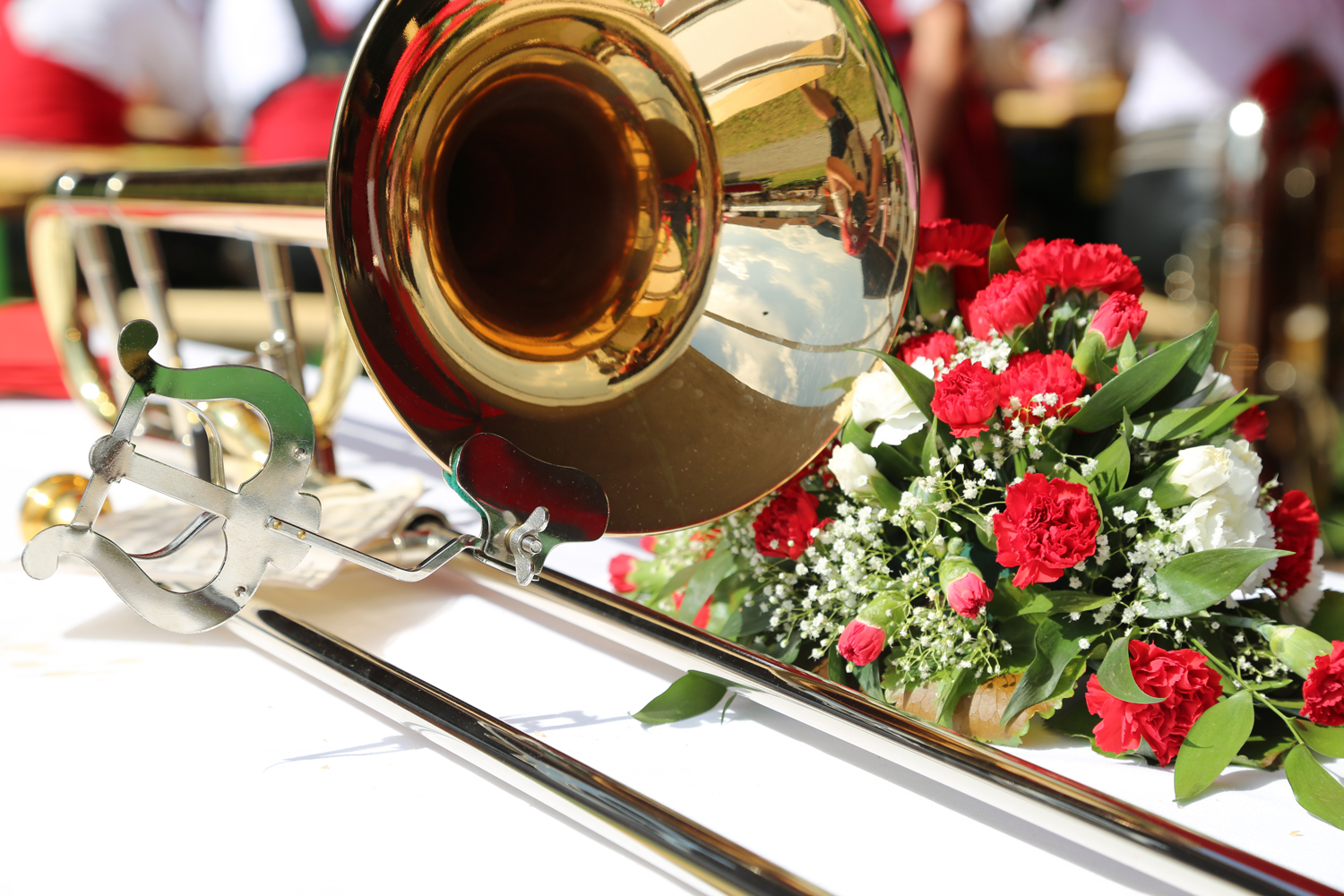 Anlässlich des 20. Amraser Dorffestes fand am 05. Juli nach neun Jahren erstmals wieder eine Marschmusikbewertung des Musikbezirkes Innsbruck-Stadt unter dem Motto "Musik in Bewegung" statt.
Neun Kapellen stellten sich den strengen Augen der Bewerter und gaben ihr Bestes. Bürgermeisterin Christine Oppitz-Plörer überreichte mit Roland Mair (GF des Tiroler Blasmusikverbandes) dem Obmann des Musikbezirkes Innsbruck-Stadt, Markus Schlenck, das Silberne Ehrenzeichen für seine besonderen Verdienste.
Die "Siegerehrung" führte stellvertretend für das Stadtoberhaupt Gemeinderätin Herlinde Keuschnigg und Gemeinderat Franz Hitzl, beide Mitglieder im Kulturausschuss, durch.