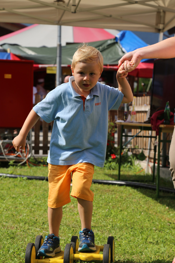 Anlässlich des 20. Amraser Dorffestes fand am 05. Juli nach neun Jahren erstmals wieder eine Marschmusikbewertung des Musikbezirkes Innsbruck-Stadt unter dem Motto "Musik in Bewegung" statt.
Neun Kapellen stellten sich den strengen Augen der Bewerter und gaben ihr Bestes. Bürgermeisterin Christine Oppitz-Plörer überreichte mit Roland Mair (GF des Tiroler Blasmusikverbandes) dem Obmann des Musikbezirkes Innsbruck-Stadt, Markus Schlenck, das Silberne Ehrenzeichen für seine besonderen Verdienste.
Die "Siegerehrung" führte stellvertretend für das Stadtoberhaupt Gemeinderätin Herlinde Keuschnigg und Gemeinderat Franz Hitzl, beide Mitglieder im Kulturausschuss, durch.
