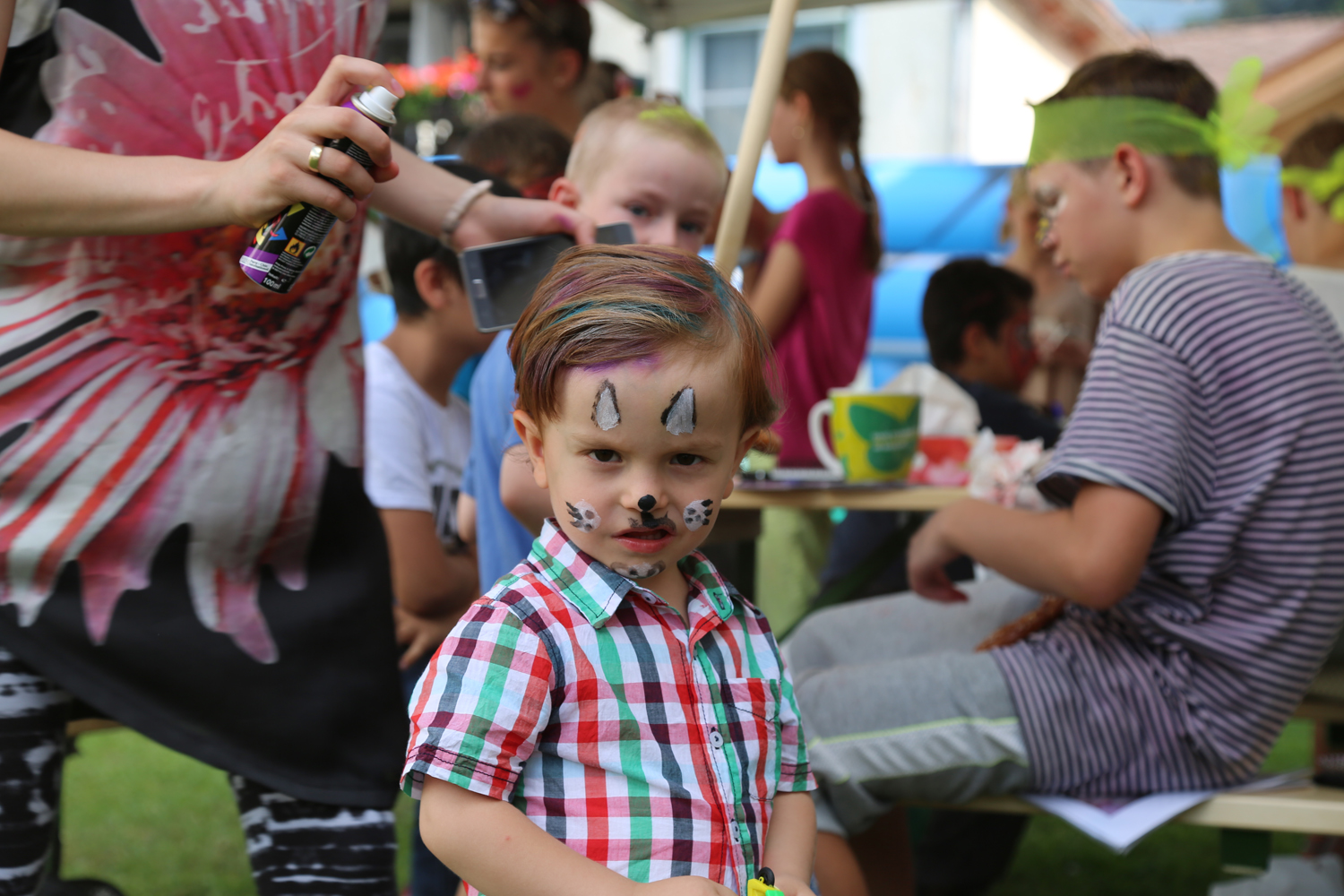 Anlässlich des 20. Amraser Dorffestes fand am 05. Juli nach neun Jahren erstmals wieder eine Marschmusikbewertung des Musikbezirkes Innsbruck-Stadt unter dem Motto "Musik in Bewegung" statt.
Neun Kapellen stellten sich den strengen Augen der Bewerter und gaben ihr Bestes. Bürgermeisterin Christine Oppitz-Plörer überreichte mit Roland Mair (GF des Tiroler Blasmusikverbandes) dem Obmann des Musikbezirkes Innsbruck-Stadt, Markus Schlenck, das Silberne Ehrenzeichen für seine besonderen Verdienste.
Die "Siegerehrung" führte stellvertretend für das Stadtoberhaupt Gemeinderätin Herlinde Keuschnigg und Gemeinderat Franz Hitzl, beide Mitglieder im Kulturausschuss, durch.