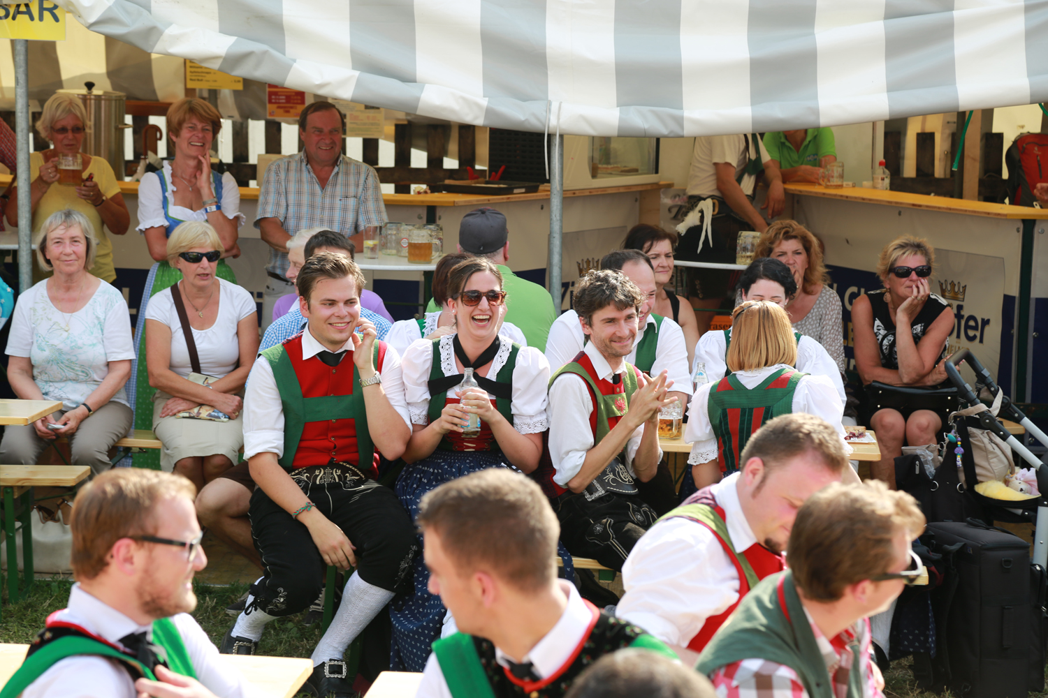 Anlässlich des 20. Amraser Dorffestes fand am 05. Juli nach neun Jahren erstmals wieder eine Marschmusikbewertung des Musikbezirkes Innsbruck-Stadt unter dem Motto "Musik in Bewegung" statt.
Neun Kapellen stellten sich den strengen Augen der Bewerter und gaben ihr Bestes. Bürgermeisterin Christine Oppitz-Plörer überreichte mit Roland Mair (GF des Tiroler Blasmusikverbandes) dem Obmann des Musikbezirkes Innsbruck-Stadt, Markus Schlenck, das Silberne Ehrenzeichen für seine besonderen Verdienste.
Die "Siegerehrung" führte stellvertretend für das Stadtoberhaupt Gemeinderätin Herlinde Keuschnigg und Gemeinderat Franz Hitzl, beide Mitglieder im Kulturausschuss, durch.