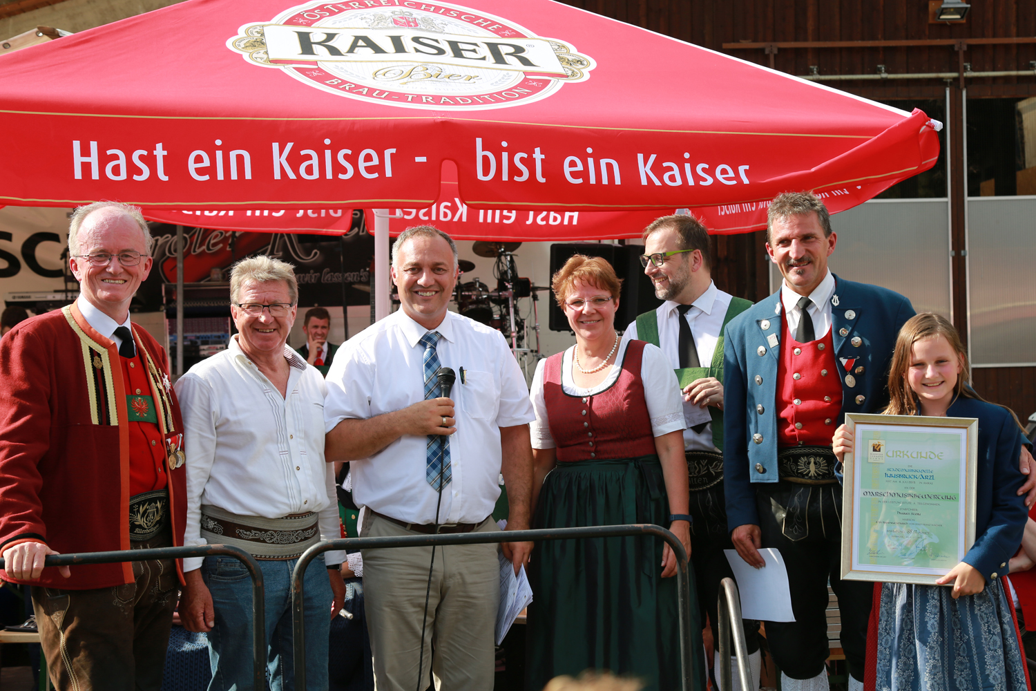 Anlässlich des 20. Amraser Dorffestes fand am 05. Juli nach neun Jahren erstmals wieder eine Marschmusikbewertung des Musikbezirkes Innsbruck-Stadt unter dem Motto "Musik in Bewegung" statt.
Neun Kapellen stellten sich den strengen Augen der Bewerter und gaben ihr Bestes. Bürgermeisterin Christine Oppitz-Plörer überreichte mit Roland Mair (GF des Tiroler Blasmusikverbandes) dem Obmann des Musikbezirkes Innsbruck-Stadt, Markus Schlenck, das Silberne Ehrenzeichen für seine besonderen Verdienste.
Die "Siegerehrung" führte stellvertretend für das Stadtoberhaupt Gemeinderätin Herlinde Keuschnigg und Gemeinderat Franz Hitzl, beide Mitglieder im Kulturausschuss, durch.