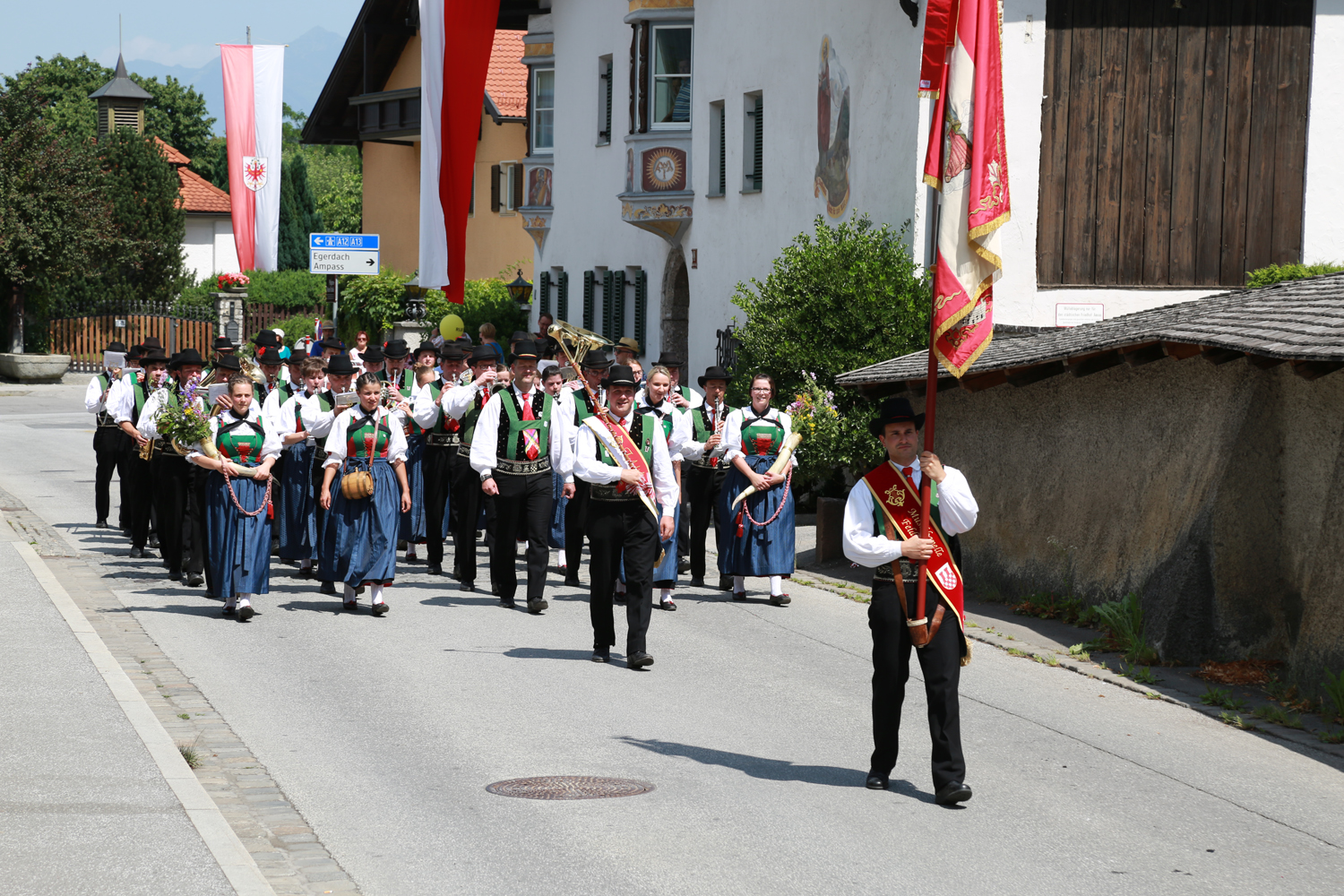 Anlässlich des 20. Amraser Dorffestes fand am 05. Juli nach neun Jahren erstmals wieder eine Marschmusikbewertung des Musikbezirkes Innsbruck-Stadt unter dem Motto "Musik in Bewegung" statt.
Neun Kapellen stellten sich den strengen Augen der Bewerter und gaben ihr Bestes. Bürgermeisterin Christine Oppitz-Plörer überreichte mit Roland Mair (GF des Tiroler Blasmusikverbandes) dem Obmann des Musikbezirkes Innsbruck-Stadt, Markus Schlenck, das Silberne Ehrenzeichen für seine besonderen Verdienste.
Die "Siegerehrung" führte stellvertretend für das Stadtoberhaupt Gemeinderätin Herlinde Keuschnigg und Gemeinderat Franz Hitzl, beide Mitglieder im Kulturausschuss, durch.