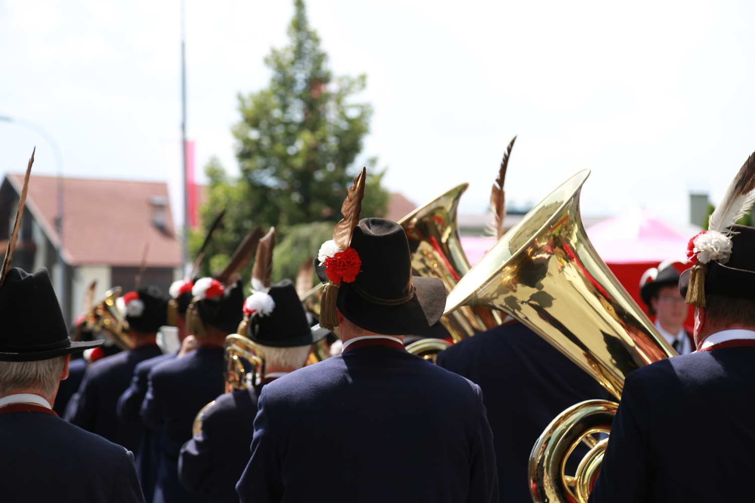Anlässlich des 20. Amraser Dorffestes fand am 05. Juli nach neun Jahren erstmals wieder eine Marschmusikbewertung des Musikbezirkes Innsbruck-Stadt unter dem Motto "Musik in Bewegung" statt.
Neun Kapellen stellten sich den strengen Augen der Bewerter und gaben ihr Bestes. Bürgermeisterin Christine Oppitz-Plörer überreichte mit Roland Mair (GF des Tiroler Blasmusikverbandes) dem Obmann des Musikbezirkes Innsbruck-Stadt, Markus Schlenck, das Silberne Ehrenzeichen für seine besonderen Verdienste.
Die "Siegerehrung" führte stellvertretend für das Stadtoberhaupt Gemeinderätin Herlinde Keuschnigg und Gemeinderat Franz Hitzl, beide Mitglieder im Kulturausschuss, durch.