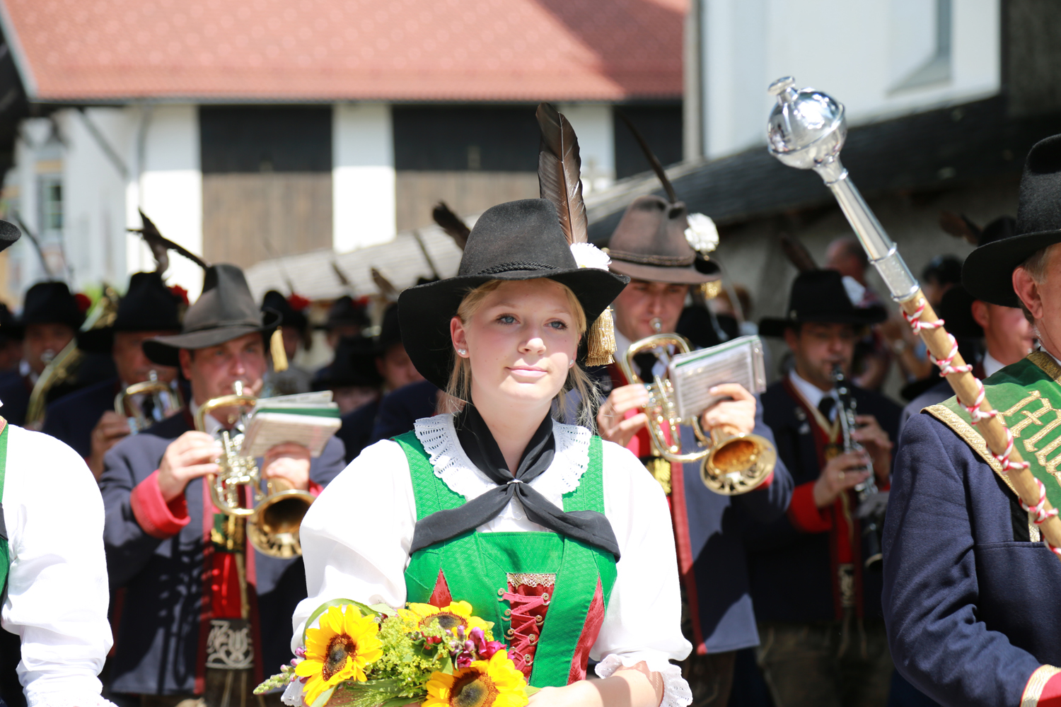 Anlässlich des 20. Amraser Dorffestes fand am 05. Juli nach neun Jahren erstmals wieder eine Marschmusikbewertung des Musikbezirkes Innsbruck-Stadt unter dem Motto "Musik in Bewegung" statt.
Neun Kapellen stellten sich den strengen Augen der Bewerter und gaben ihr Bestes. Bürgermeisterin Christine Oppitz-Plörer überreichte mit Roland Mair (GF des Tiroler Blasmusikverbandes) dem Obmann des Musikbezirkes Innsbruck-Stadt, Markus Schlenck, das Silberne Ehrenzeichen für seine besonderen Verdienste.
Die "Siegerehrung" führte stellvertretend für das Stadtoberhaupt Gemeinderätin Herlinde Keuschnigg und Gemeinderat Franz Hitzl, beide Mitglieder im Kulturausschuss, durch.