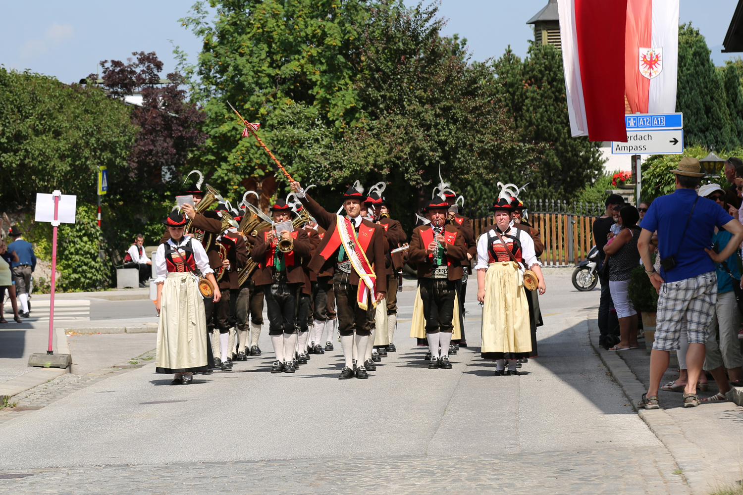 Anlässlich des 20. Amraser Dorffestes fand am 05. Juli nach neun Jahren erstmals wieder eine Marschmusikbewertung des Musikbezirkes Innsbruck-Stadt unter dem Motto "Musik in Bewegung" statt.
Neun Kapellen stellten sich den strengen Augen der Bewerter und gaben ihr Bestes. Bürgermeisterin Christine Oppitz-Plörer überreichte mit Roland Mair (GF des Tiroler Blasmusikverbandes) dem Obmann des Musikbezirkes Innsbruck-Stadt, Markus Schlenck, das Silberne Ehrenzeichen für seine besonderen Verdienste.
Die "Siegerehrung" führte stellvertretend für das Stadtoberhaupt Gemeinderätin Herlinde Keuschnigg und Gemeinderat Franz Hitzl, beide Mitglieder im Kulturausschuss, durch.