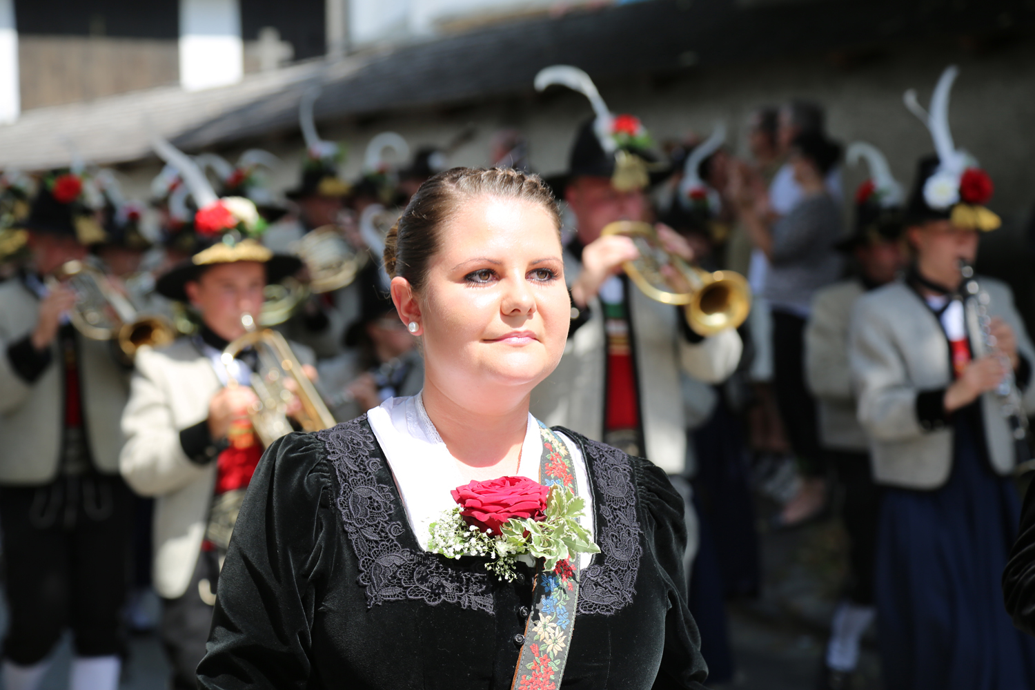 Anlässlich des 20. Amraser Dorffestes fand am 05. Juli nach neun Jahren erstmals wieder eine Marschmusikbewertung des Musikbezirkes Innsbruck-Stadt unter dem Motto "Musik in Bewegung" statt.
Neun Kapellen stellten sich den strengen Augen der Bewerter und gaben ihr Bestes. Bürgermeisterin Christine Oppitz-Plörer überreichte mit Roland Mair (GF des Tiroler Blasmusikverbandes) dem Obmann des Musikbezirkes Innsbruck-Stadt, Markus Schlenck, das Silberne Ehrenzeichen für seine besonderen Verdienste.
Die "Siegerehrung" führte stellvertretend für das Stadtoberhaupt Gemeinderätin Herlinde Keuschnigg und Gemeinderat Franz Hitzl, beide Mitglieder im Kulturausschuss, durch.