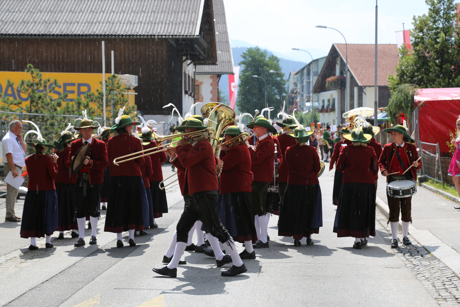 Anlässlich des 20. Amraser Dorffestes fand am 05. Juli nach neun Jahren erstmals wieder eine Marschmusikbewertung des Musikbezirkes Innsbruck-Stadt unter dem Motto "Musik in Bewegung" statt.
Neun Kapellen stellten sich den strengen Augen der Bewerter und gaben ihr Bestes. Bürgermeisterin Christine Oppitz-Plörer überreichte mit Roland Mair (GF des Tiroler Blasmusikverbandes) dem Obmann des Musikbezirkes Innsbruck-Stadt, Markus Schlenck, das Silberne Ehrenzeichen für seine besonderen Verdienste.
Die "Siegerehrung" führte stellvertretend für das Stadtoberhaupt Gemeinderätin Herlinde Keuschnigg und Gemeinderat Franz Hitzl, beide Mitglieder im Kulturausschuss, durch.