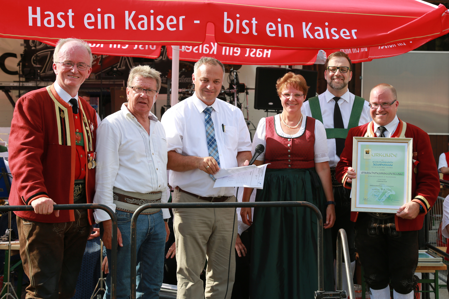 Anlässlich des 20. Amraser Dorffestes fand am 05. Juli nach neun Jahren erstmals wieder eine Marschmusikbewertung des Musikbezirkes Innsbruck-Stadt unter dem Motto "Musik in Bewegung" statt.
Neun Kapellen stellten sich den strengen Augen der Bewerter und gaben ihr Bestes. Bürgermeisterin Christine Oppitz-Plörer überreichte mit Roland Mair (GF des Tiroler Blasmusikverbandes) dem Obmann des Musikbezirkes Innsbruck-Stadt, Markus Schlenck, das Silberne Ehrenzeichen für seine besonderen Verdienste.
Die "Siegerehrung" führte stellvertretend für das Stadtoberhaupt Gemeinderätin Herlinde Keuschnigg und Gemeinderat Franz Hitzl, beide Mitglieder im Kulturausschuss, durch.