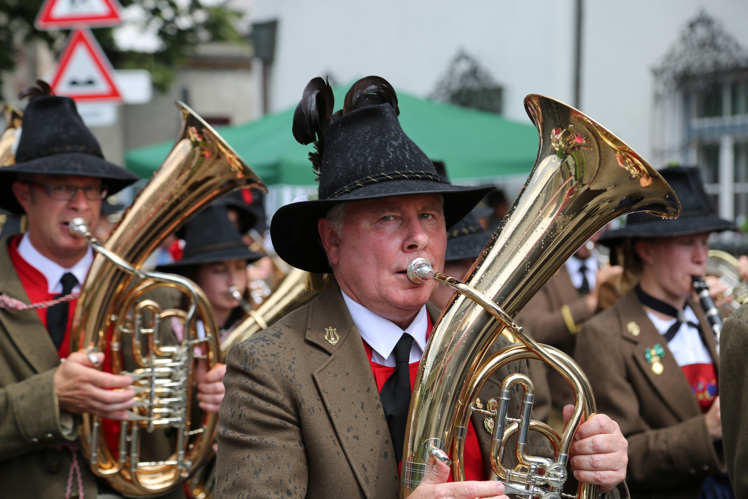 Anlässlich des 20. Amraser Dorffestes fand am 05. Juli nach neun Jahren erstmals wieder eine Marschmusikbewertung des Musikbezirkes Innsbruck-Stadt unter dem Motto "Musik in Bewegung" statt.
Neun Kapellen stellten sich den strengen Augen der Bewerter und gaben ihr Bestes. Bürgermeisterin Christine Oppitz-Plörer überreichte mit Roland Mair (GF des Tiroler Blasmusikverbandes) dem Obmann des Musikbezirkes Innsbruck-Stadt, Markus Schlenck, das Silberne Ehrenzeichen für seine besonderen Verdienste.
Die "Siegerehrung" führte stellvertretend für das Stadtoberhaupt Gemeinderätin Herlinde Keuschnigg und Gemeinderat Franz Hitzl, beide Mitglieder im Kulturausschuss, durch.