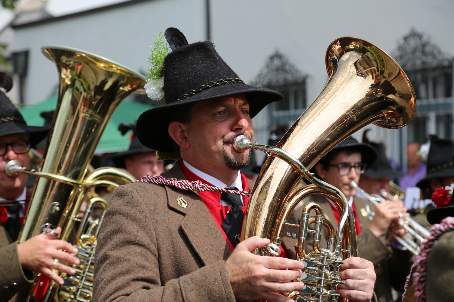 Anlässlich des 20. Amraser Dorffestes fand am 05. Juli nach neun Jahren erstmals wieder eine Marschmusikbewertung des Musikbezirkes Innsbruck-Stadt unter dem Motto "Musik in Bewegung" statt.
Neun Kapellen stellten sich den strengen Augen der Bewerter und gaben ihr Bestes. Bürgermeisterin Christine Oppitz-Plörer überreichte mit Roland Mair (GF des Tiroler Blasmusikverbandes) dem Obmann des Musikbezirkes Innsbruck-Stadt, Markus Schlenck, das Silberne Ehrenzeichen für seine besonderen Verdienste.
Die "Siegerehrung" führte stellvertretend für das Stadtoberhaupt Gemeinderätin Herlinde Keuschnigg und Gemeinderat Franz Hitzl, beide Mitglieder im Kulturausschuss, durch.