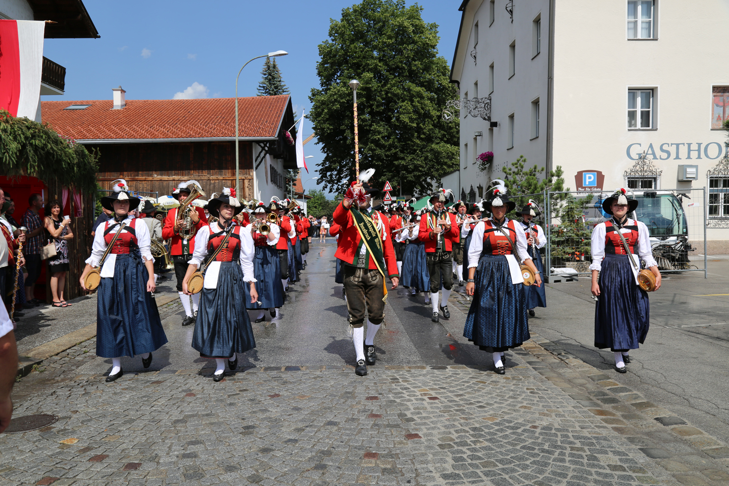 Anlässlich des 20. Amraser Dorffestes fand am 05. Juli nach neun Jahren erstmals wieder eine Marschmusikbewertung des Musikbezirkes Innsbruck-Stadt unter dem Motto "Musik in Bewegung" statt.
Neun Kapellen stellten sich den strengen Augen der Bewerter und gaben ihr Bestes. Bürgermeisterin Christine Oppitz-Plörer überreichte mit Roland Mair (GF des Tiroler Blasmusikverbandes) dem Obmann des Musikbezirkes Innsbruck-Stadt, Markus Schlenck, das Silberne Ehrenzeichen für seine besonderen Verdienste.
Die "Siegerehrung" führte stellvertretend für das Stadtoberhaupt Gemeinderätin Herlinde Keuschnigg und Gemeinderat Franz Hitzl, beide Mitglieder im Kulturausschuss, durch.