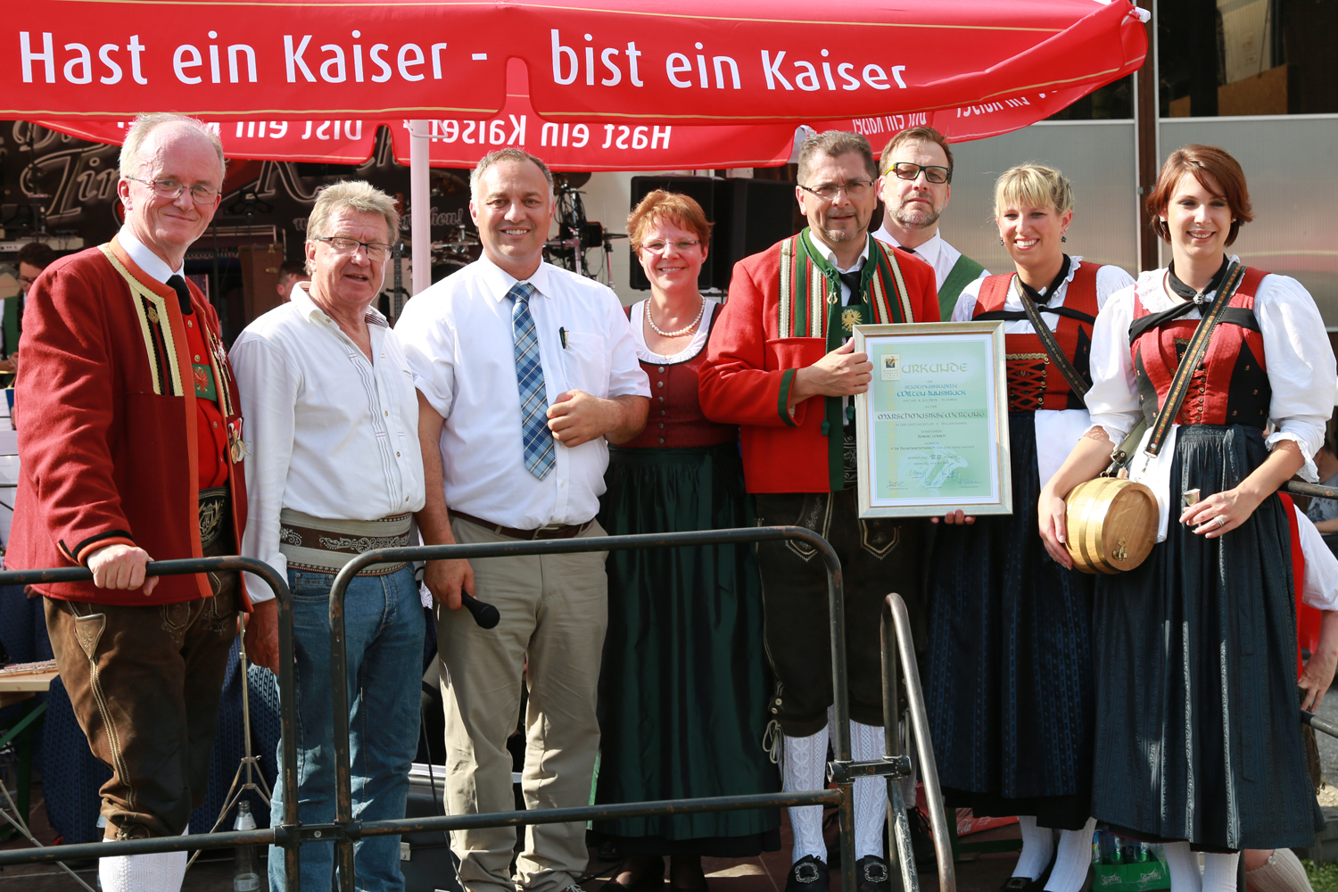 Anlässlich des 20. Amraser Dorffestes fand am 05. Juli nach neun Jahren erstmals wieder eine Marschmusikbewertung des Musikbezirkes Innsbruck-Stadt unter dem Motto "Musik in Bewegung" statt.
Neun Kapellen stellten sich den strengen Augen der Bewerter und gaben ihr Bestes. Bürgermeisterin Christine Oppitz-Plörer überreichte mit Roland Mair (GF des Tiroler Blasmusikverbandes) dem Obmann des Musikbezirkes Innsbruck-Stadt, Markus Schlenck, das Silberne Ehrenzeichen für seine besonderen Verdienste.
Die "Siegerehrung" führte stellvertretend für das Stadtoberhaupt Gemeinderätin Herlinde Keuschnigg und Gemeinderat Franz Hitzl, beide Mitglieder im Kulturausschuss, durch.