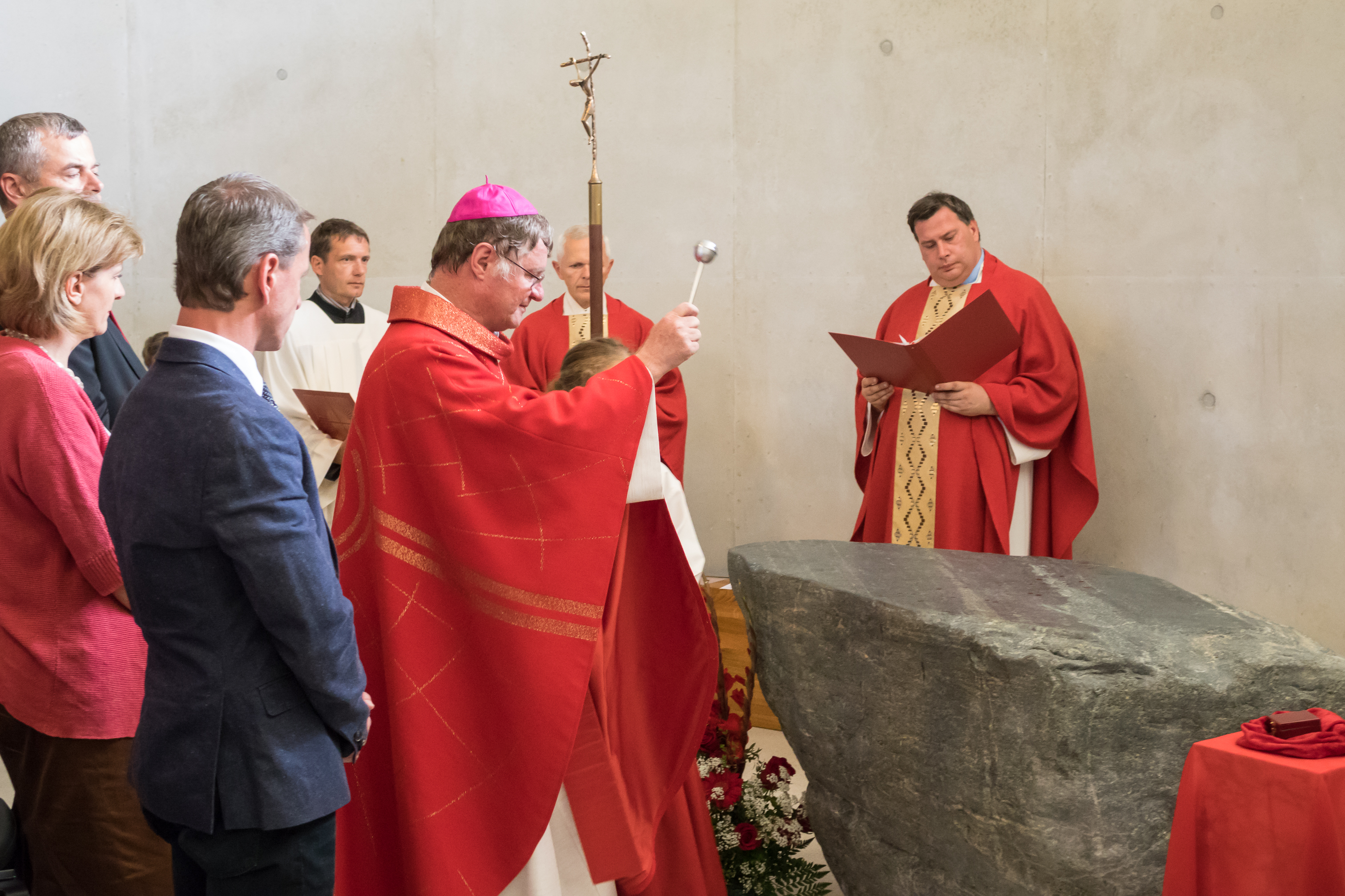 Am 08. Juli 2015 fand die Einweihung der Kapelle des neuen Wohnheims O-Dorf durch Bischof Manfred Scheuer im Beisein von Bürgermeisterin Christine Oppitz-Plörer, Vizebürgermeister Christoph Kaufmann, den anwesenden Stadträtinnen und Gemeinderätinnen sowie zahlreichen Gästen statt.
Die Kapelle ist dem 1986 selig gesprochenen Priester Otto Neururer geweiht, der jahrzehntelang Religionslehrer in Innsbruck war.