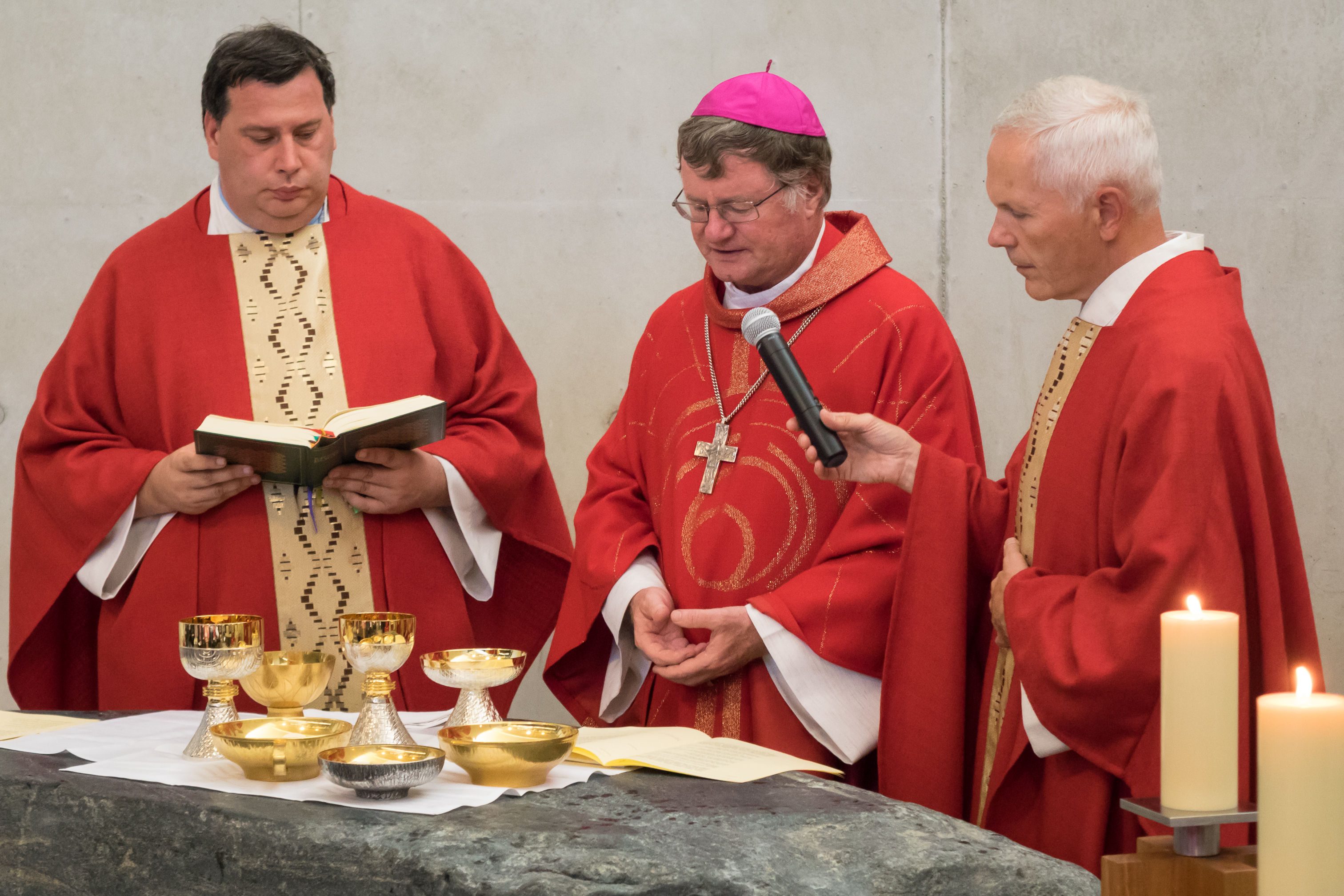 Am 08. Juli 2015 fand die Einweihung der Kapelle des neuen Wohnheims O-Dorf durch Bischof Manfred Scheuer im Beisein von Bürgermeisterin Christine Oppitz-Plörer, Vizebürgermeister Christoph Kaufmann, den anwesenden Stadträtinnen und Gemeinderätinnen sowie zahlreichen Gästen statt.
Die Kapelle ist dem 1986 selig gesprochenen Priester Otto Neururer geweiht, der jahrzehntelang Religionslehrer in Innsbruck war.