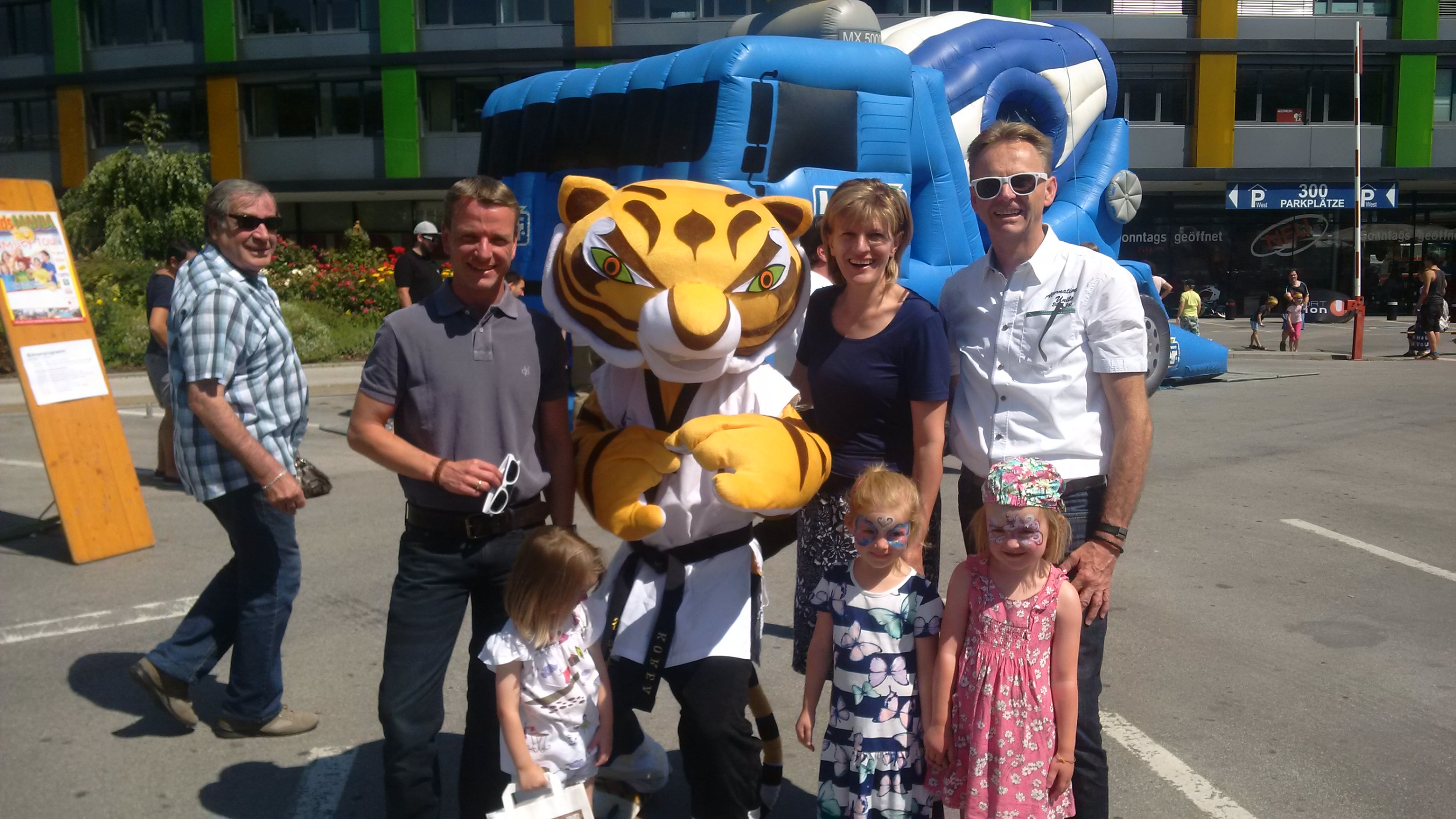 Der Ferienzug verspricht jedes Jahr Action und verdrängt Langeweile in den Ferien. Auch heuer wird wieder ein facettenreiches Programm geboten. Bei der Eröffnung am 13. Juli am DEZ-Areal wünschten Bürgermeisterin Christine Oppitz-Plörer und Vizebürgermeister Christoph Kaufmann den Kindern eine gute Fahrt mit dem diesjährigen Ferienzug.