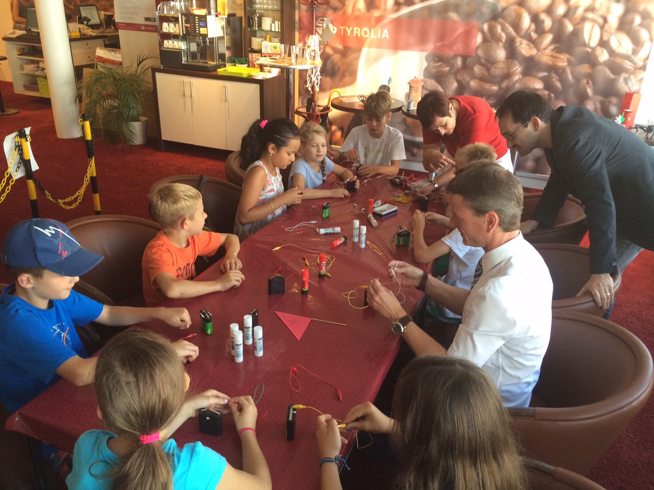 Der Ferienzug rollt durch Innsbruck! Hunderte Kinder nahmen bereits an den unterschiedlichsten Veranstaltungen teil. In der Buchhandlung Tyrolia zum Beispiel versuchten sie sich als junge WissenschaftlerInnen und erforschten das Mysterium Strom. Aber auch sportlich geht's zur Sache: Kaum eine Kletterwand ist für die jungen SportlerInnen zu hoch. Und beim Erste Hilfe Kurs lernten sie Verletzten zu helfen. Vizebürgermeister Christoph Kaufmann freute sich über die Begeisterung der Jüngsten.