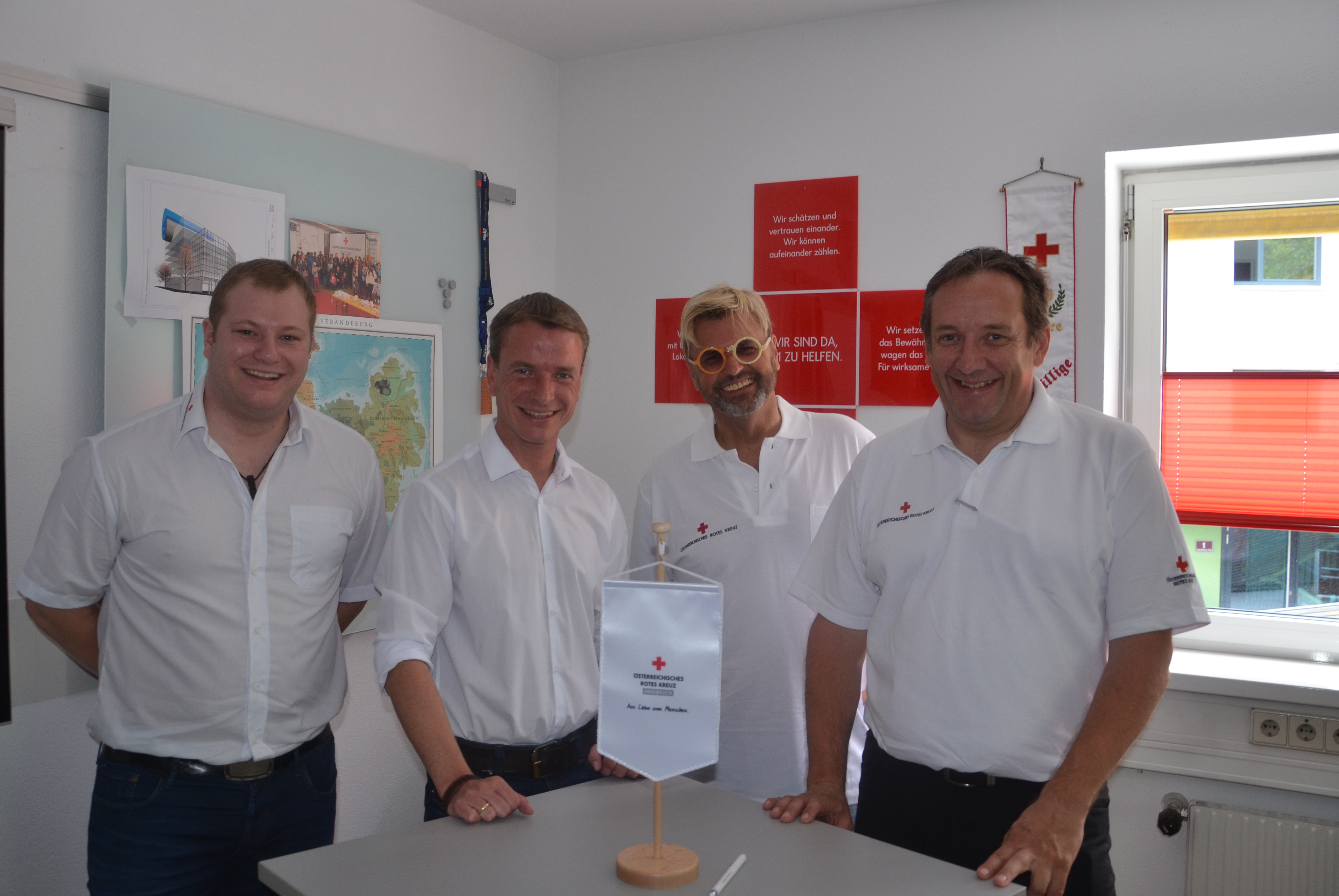 Vizebürgermeister Christoph Kaufmann stattete im Zuge einer Veranstaltung des Innsbrucker Ferienzugs dem Roten Kreuz Innsbruck einen Besuch ab. Bei dem Treffen mit den MitarbeiterInnen, darunter ÖRK-Obmann Max Langer und GF DI Johannes Ellmerer, wurde die gute Zusammenarbeit zwischen Stadt und Rotem Kreuz besprochen.