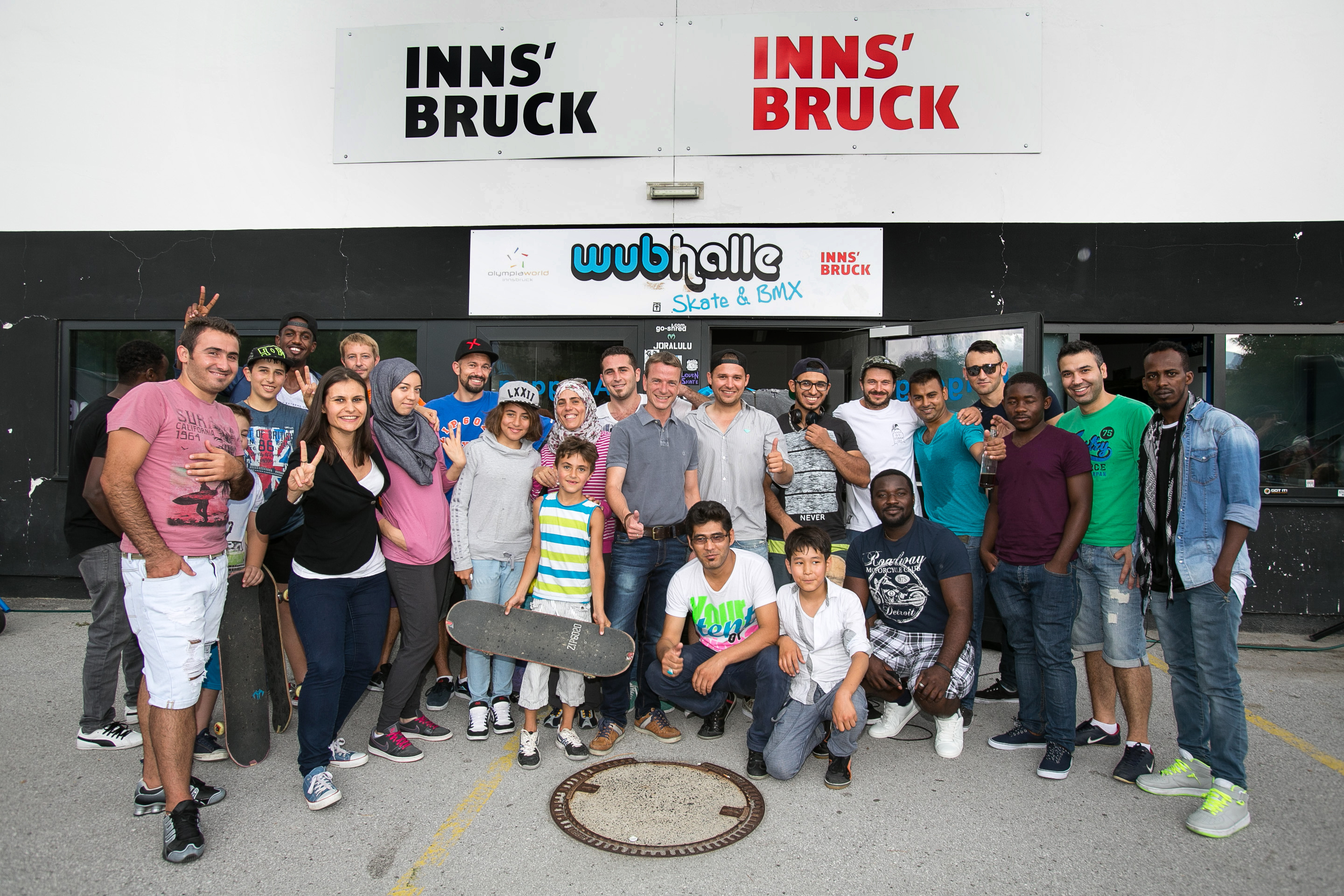 Einen entspannten Tag auf Skateboards konnten ein paar junge AsylwerberInnen kürzlich in der WUB-Halle verbringen. Im Zuge des 3. Summer Jam, das ganz im Zeichen der Integration stand, wurden sie eingeladen gemeinsam mit einheimischen Skatern die Trendsportart auszuprobieren. Anschluss an die Workshops überreichten Vizebürgermeister Christoph Kaufmann gemeinsam mit dem WUB Skatehallenmanager Sebastian Saxer die Sach- und Kleiderspenden an die Vertreterin der Tiroler Sozialen Dienste Ruska Atanasova im Beisein all unsere Gäste.