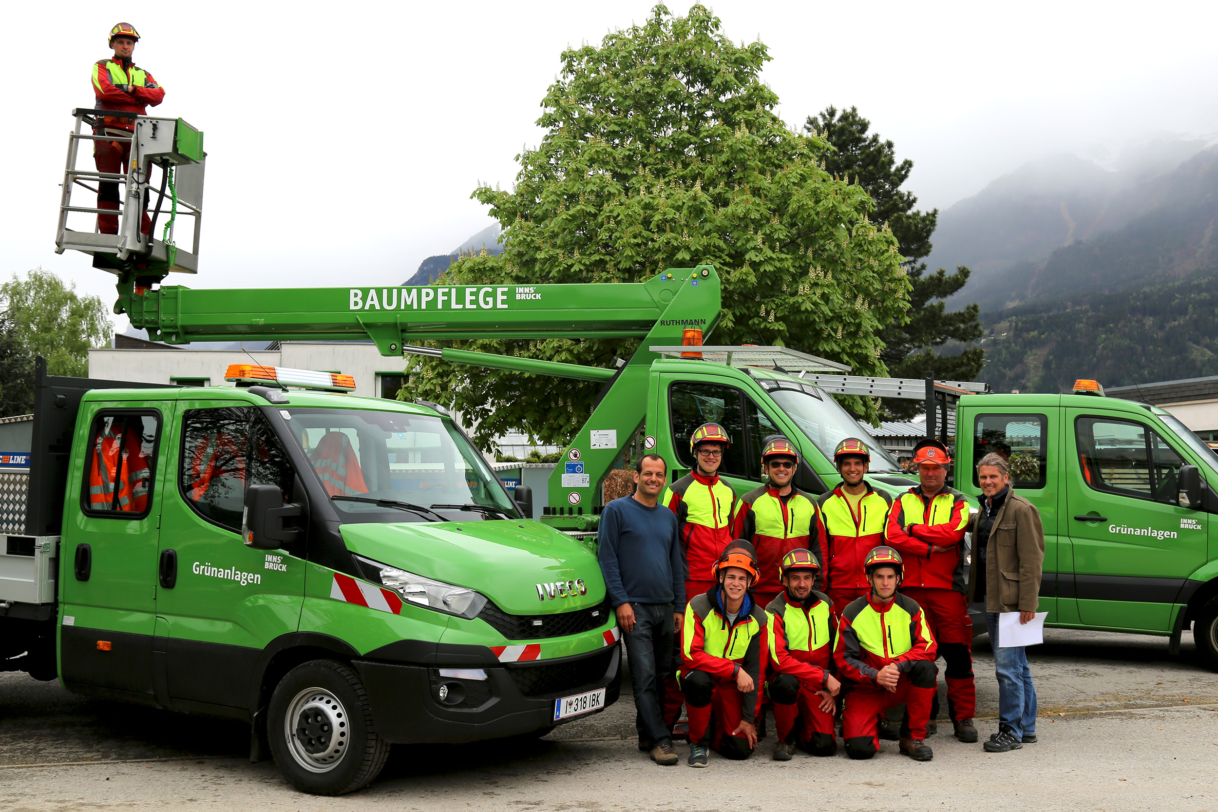 Der Baumpflegetrupp des städtischen Grünanlagenamtes mit den Gartentechnikern Clemens Moser (l.) und Stefan Engele (r.) vor der neuen Hubarbeitsbühne und dem neuen Manschafftstransporter.