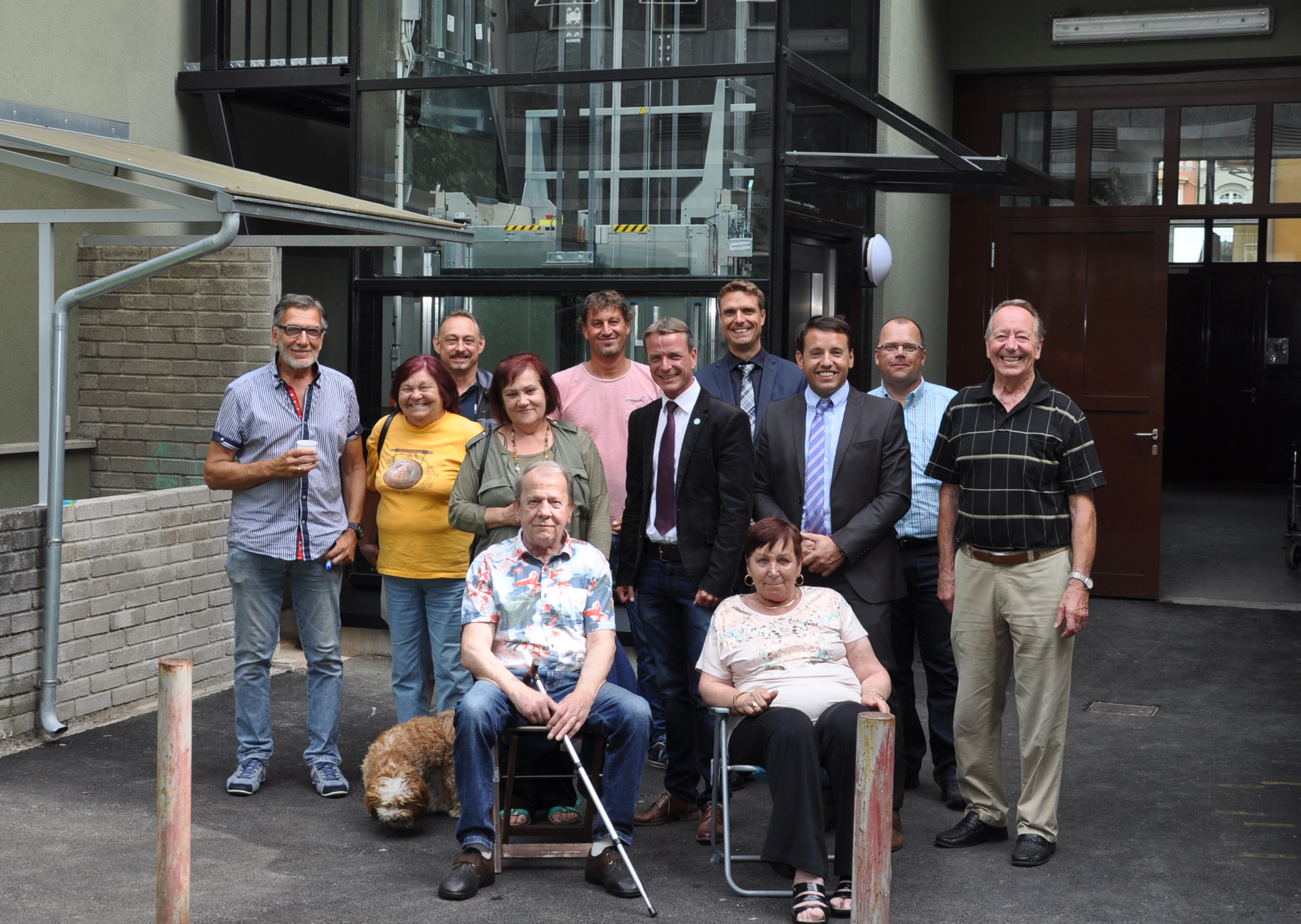 In der Heiliggeiststraße trafen Vizebürgermeister Christoph Kaufmann (M.) und IIG-Geschäftsführer Franz Danler (3. v. r.) ebenfalls auf strahlende Gesichter.