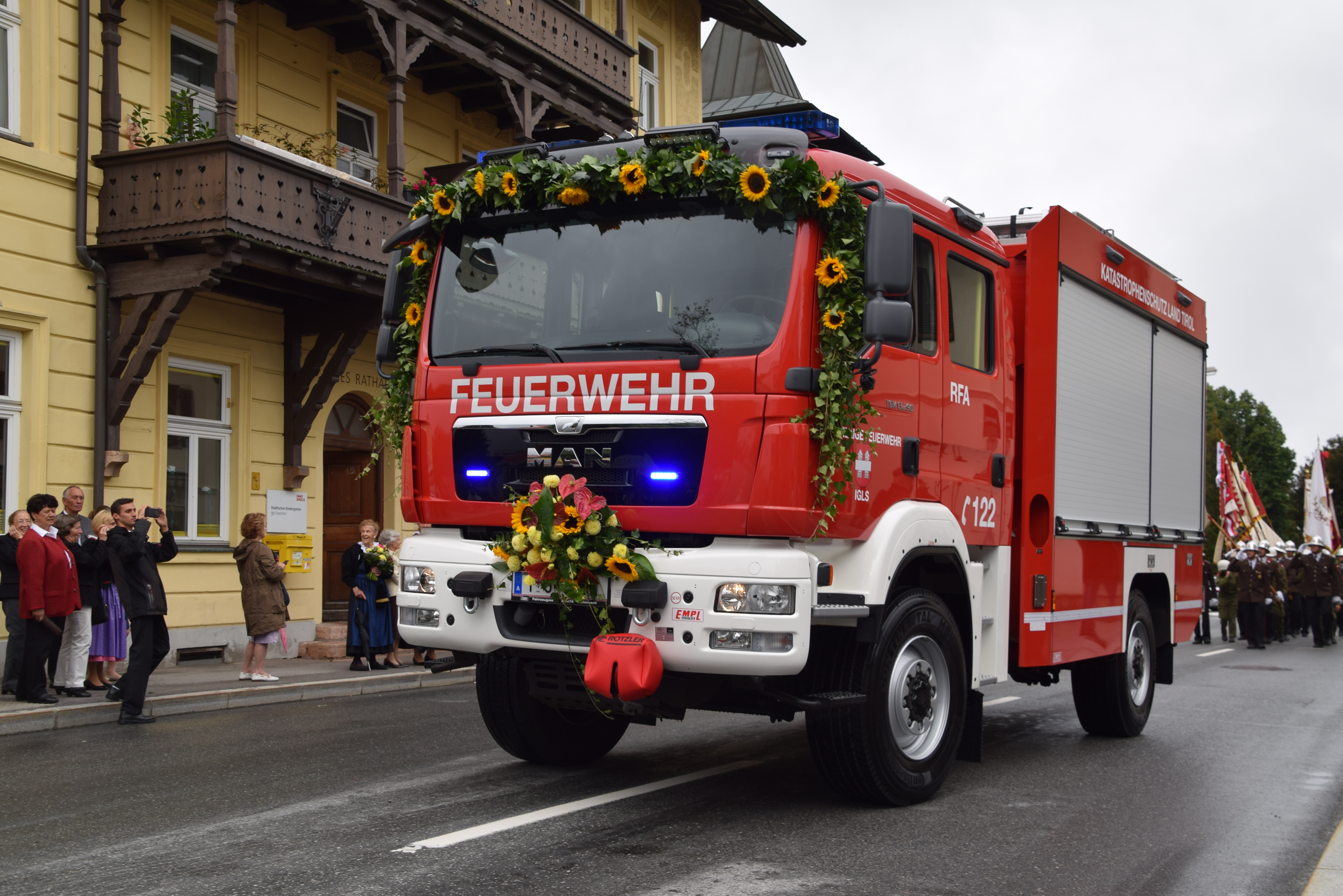 Mitte August wurde das neue Einsatzfahrzeug der FF Igls geweiht. Neben hochrangigen Persönlichkeiten der Feuerwehr war auch Vizebürgermeister Christoph Kaufmann vor Ort. Die Fahrzeugweihe fand im Zuge des heurigen Zeltfests statt.