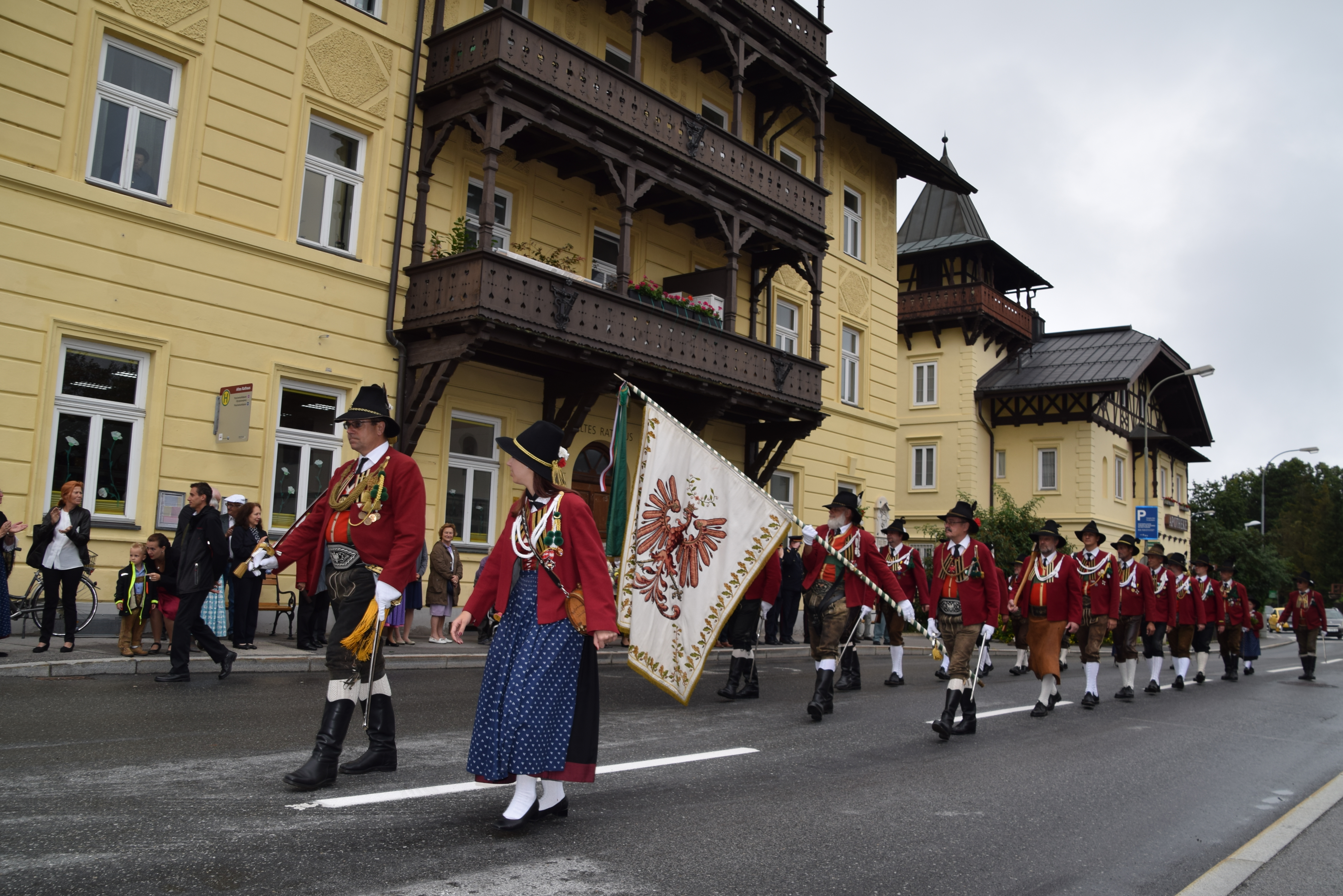 Mitte August wurde das neue Einsatzfahrzeug der FF Igls geweiht. Neben hochrangigen Persönlichkeiten der Feuerwehr war auch Vizebürgermeister Christoph Kaufmann vor Ort. Die Fahrzeugweihe fand im Zuge des heurigen Zeltfests statt.