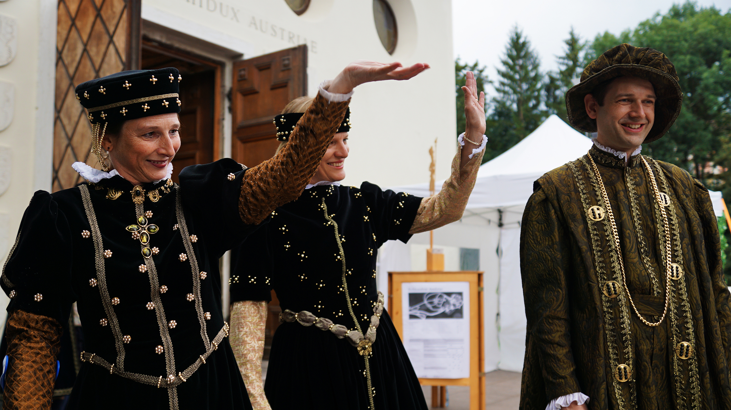 Vor genau 20 Jahren fand das erste Schlossfest im Zuge der Innsbrucker Festwochen der Alten Musik am Schloss Ambras statt. Auch heuer kamen wieder sehr viele BesucherInnen um sich vom traumhaften Ambiente des Renaissance-Schlosses bezaubern zu lassen. Darbietungen, Spiel und Spaß sorgte für freudestrahlende Gesichter bei Jung und Alt. Auch Bürgermeisterin Christine Oppitz-Plörer zeigte sich begeistert.