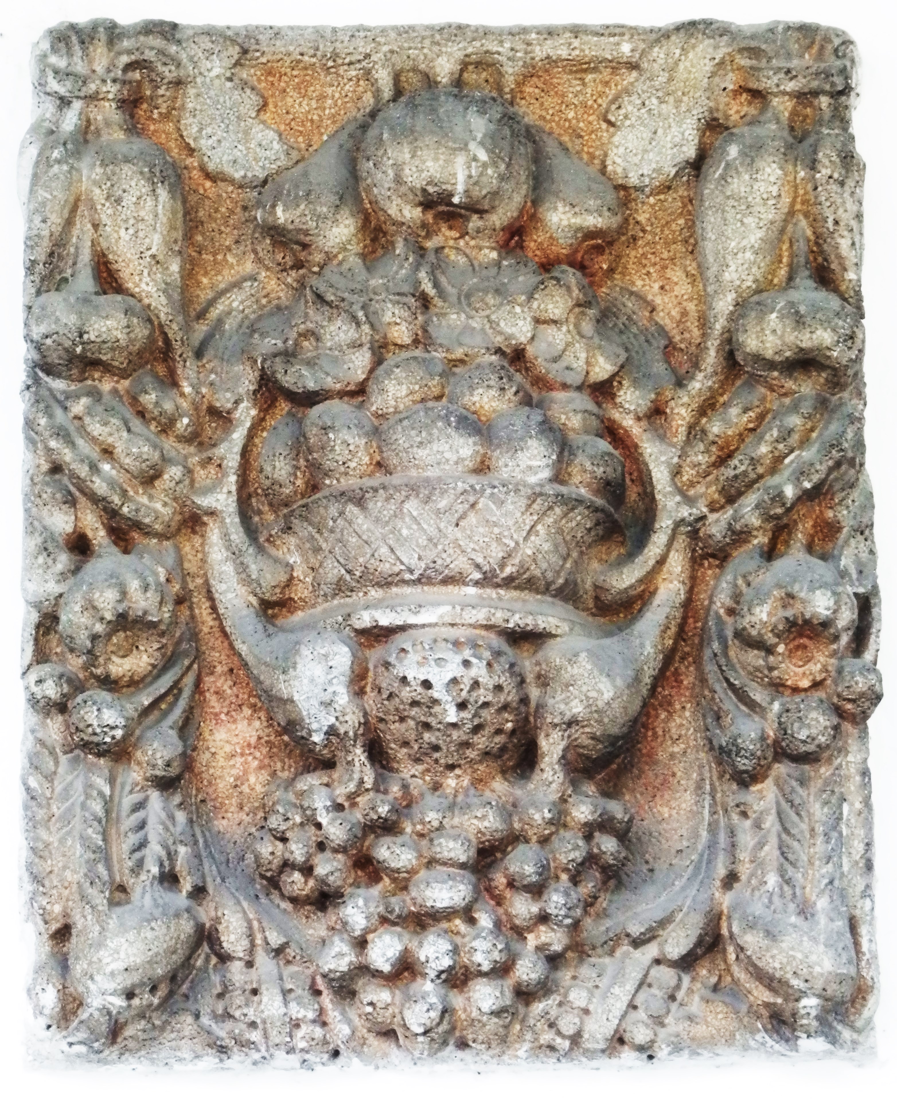 Nicht nur Viktualien (1914): Obst, Gemüse und Blumen gestalten hier einen dekorativen Hinweis, was die Kundschaft in der Markthalle erwartet. Relief 1913/14 von Wohl Andreas Hinterholzer (Klausen 1875-1956 Innsbruck), nördliches Eingangsportal der "alten" Markthalle