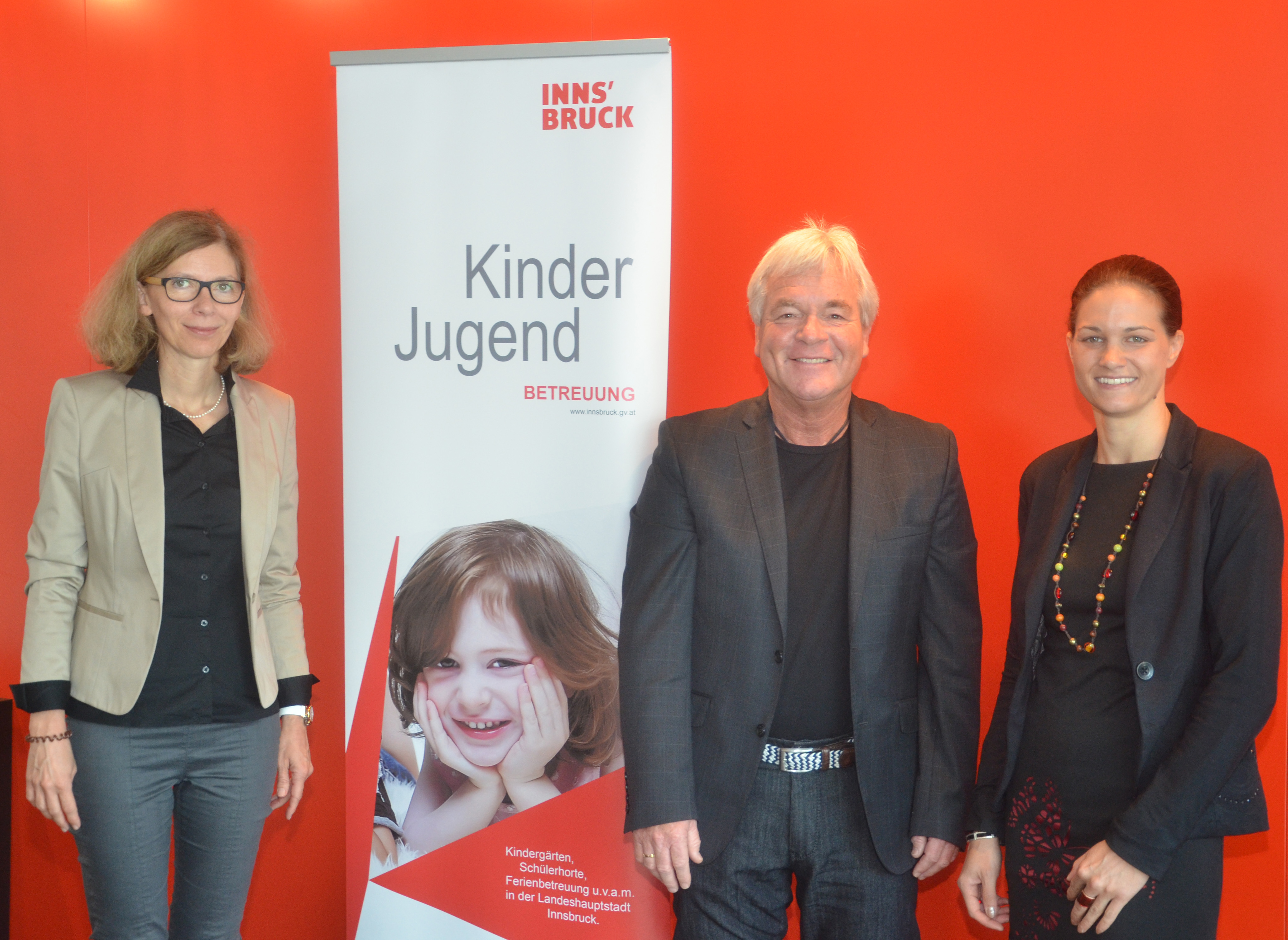 Martina Zabernig (Amtsleiterin Kinder- und Jugendbetreuung), Stadtrat Ernst Pechlaner und Birgit Hartel (Vortragende) eröffneten die 17. Impulstage zum Thema „Talente und Hochbegabung – Schlaue Köpfe schauen um die Ecke…“.