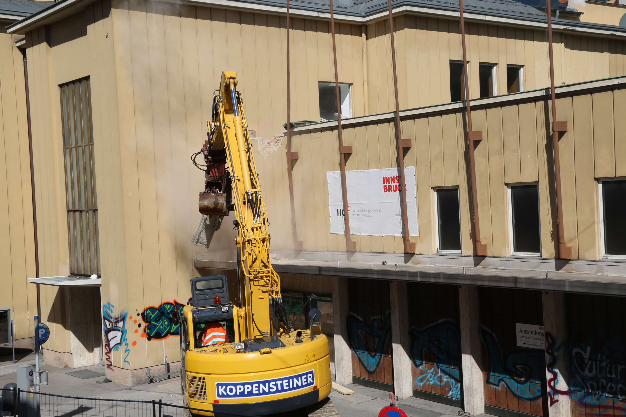 Der erste Teil vom Dach des Eingangs der Innsbrucker Stadtsäle wurde entfernt.