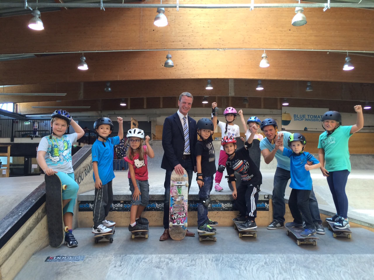 Beim Skateboard-Workshop des TeenXpress machten die jungen BoarderInnen eine sehr gute Figur - davon machte sich Sportreferent und Vizebürgermeister Christoph Kaufmann bei seinem Besuch in der WUB-Halle selbst ein Bild.
